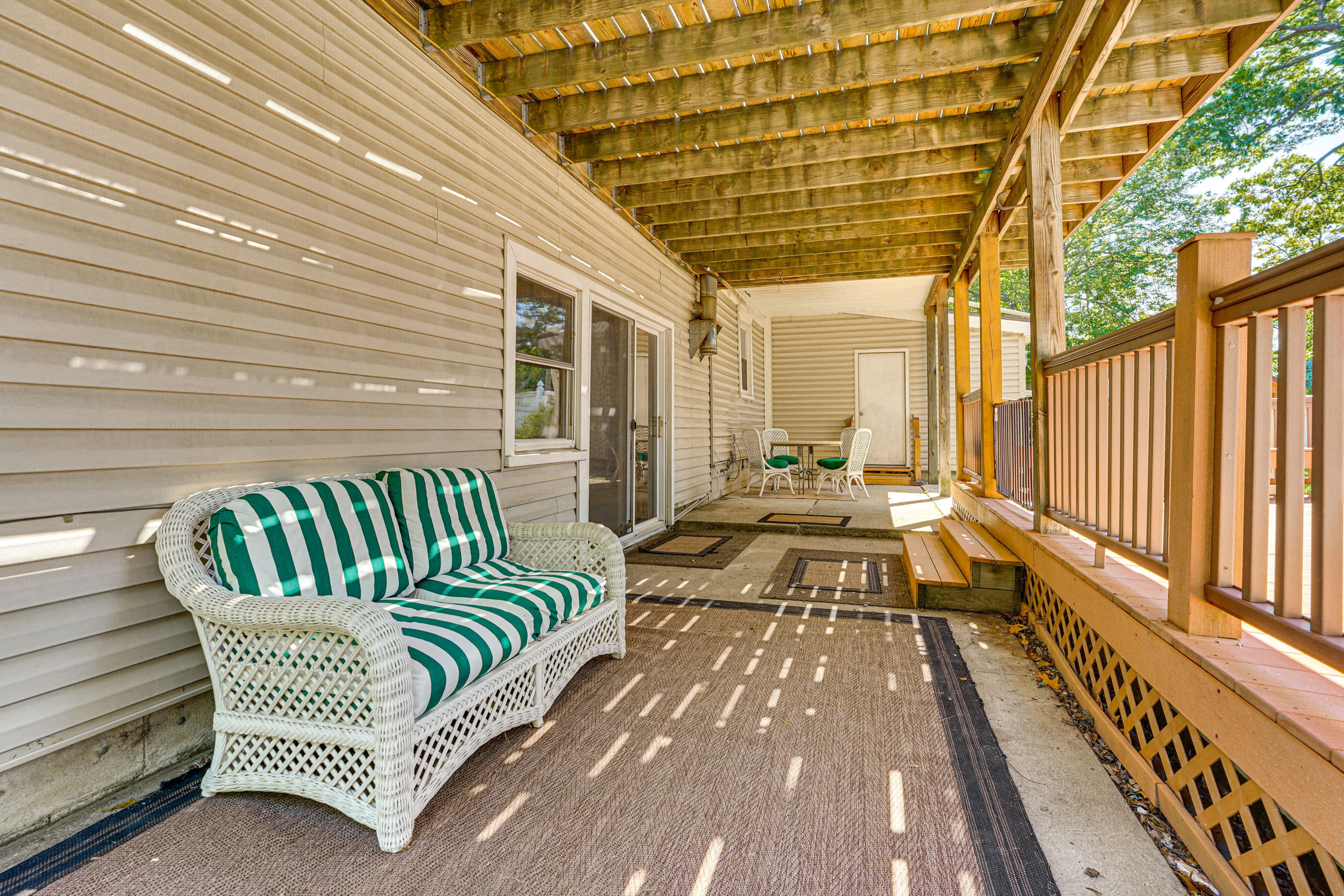 Patio w/ Dining Table