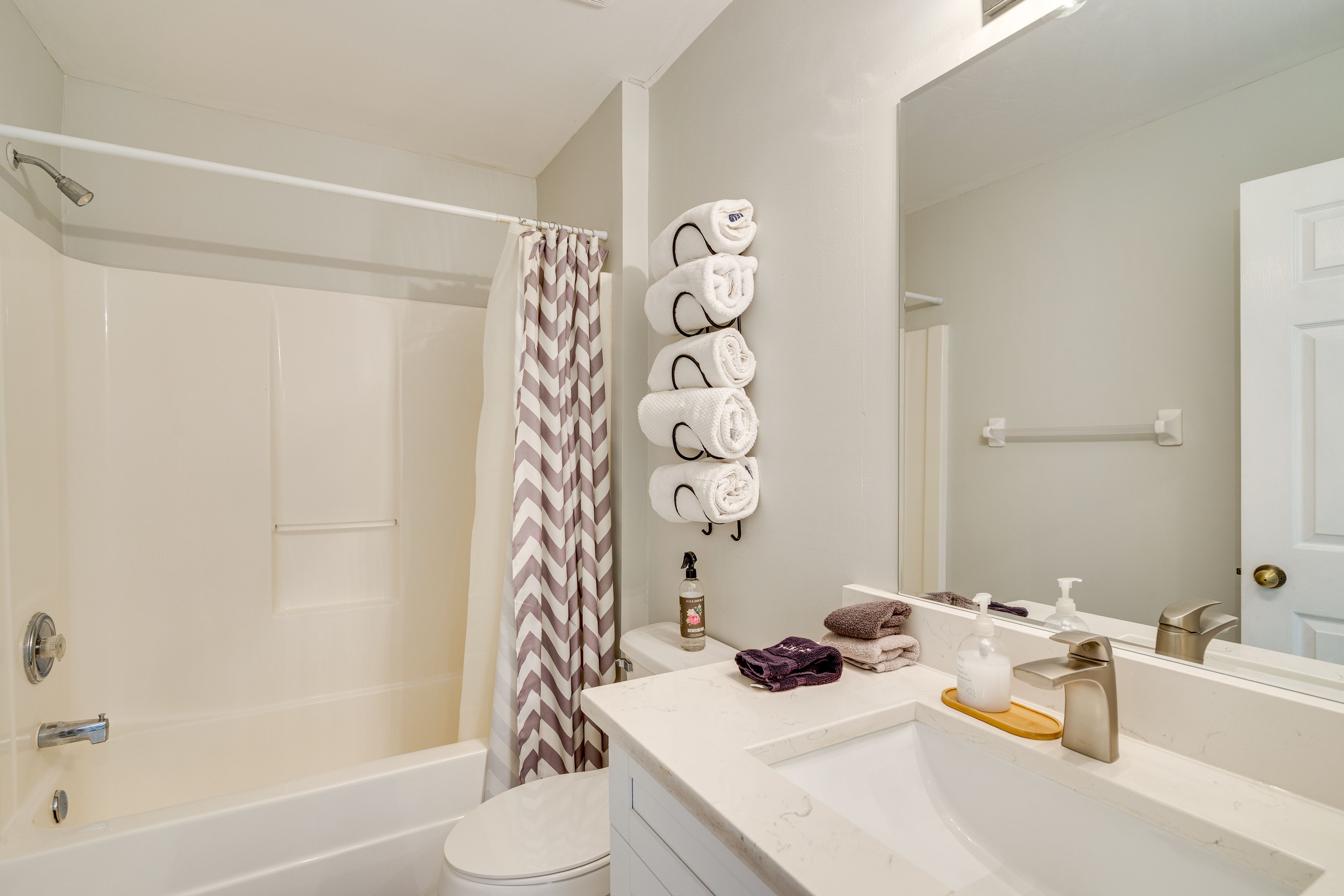 Full Bathroom | Complimentary Toiletries