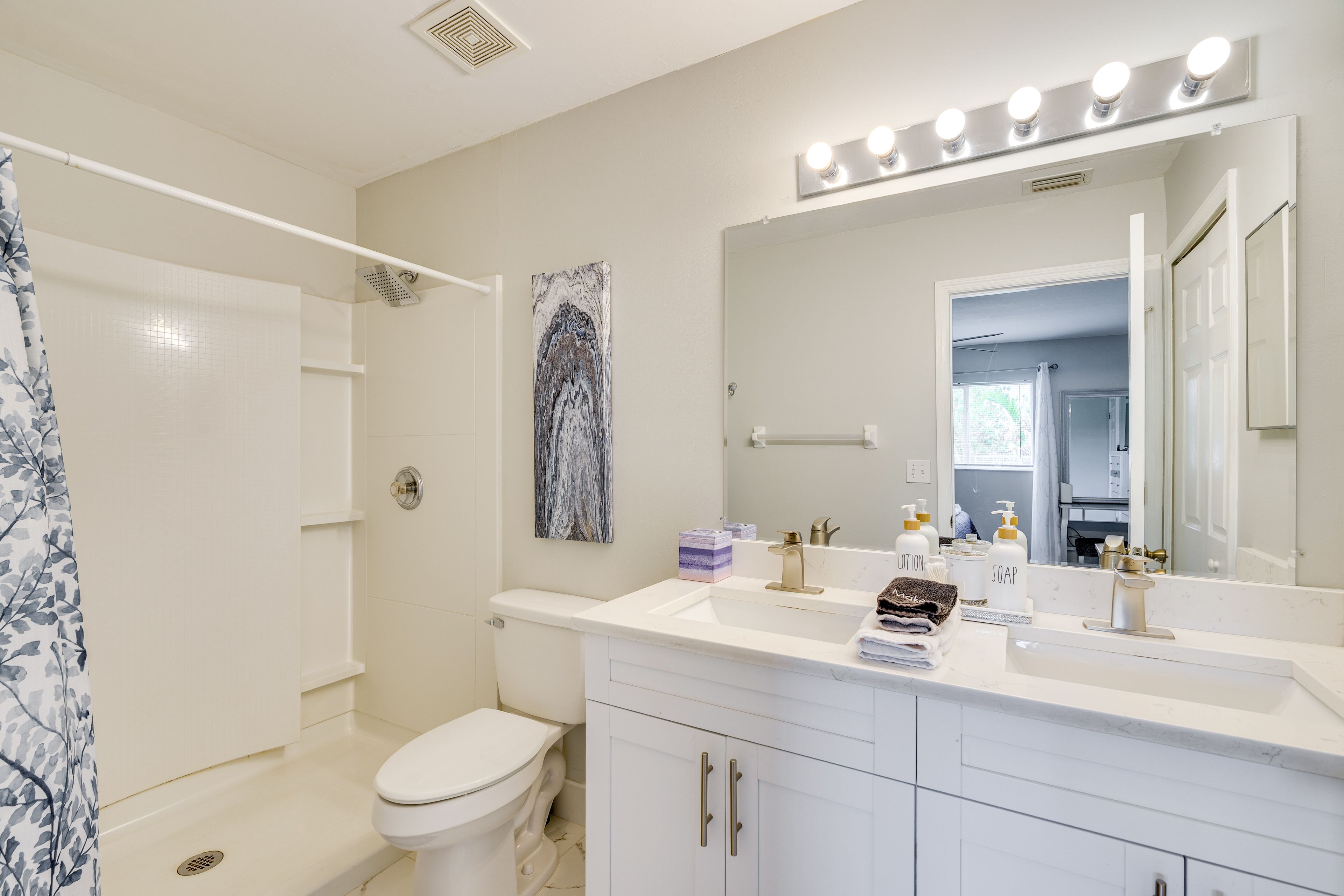 En-Suite Bathroom | Towels Provided