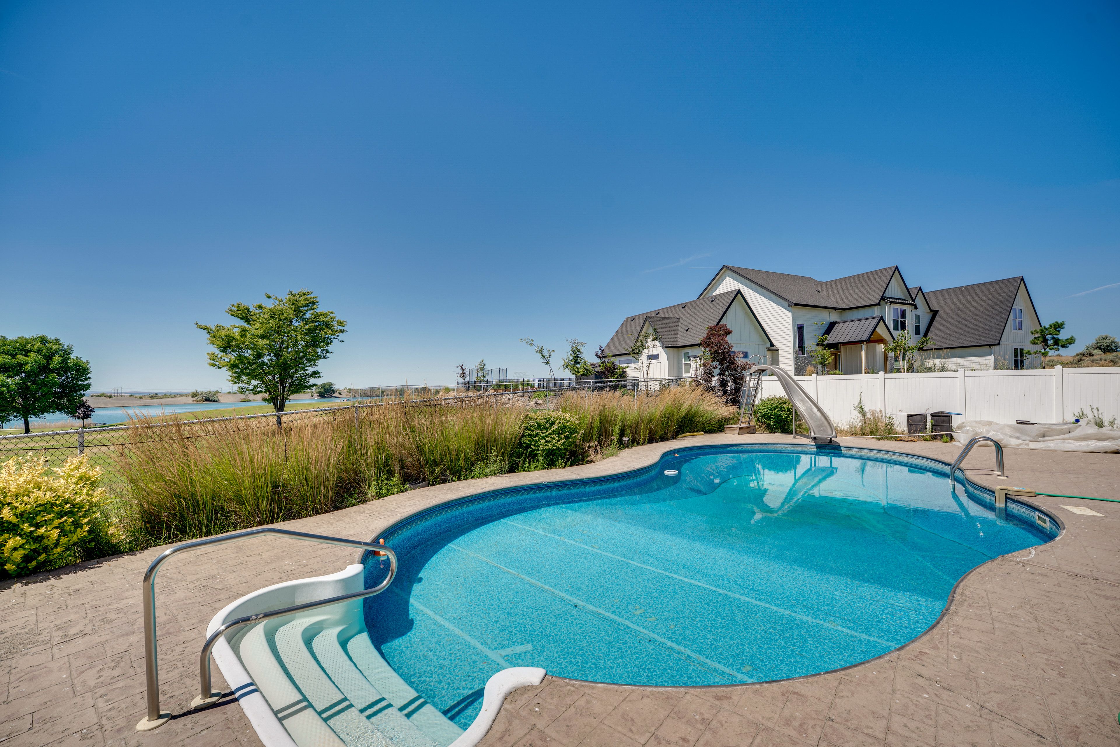 Moses Lake Vacation Rental | 3BR | 2.5BA | Stairs Required | 3,000 Sq Ft