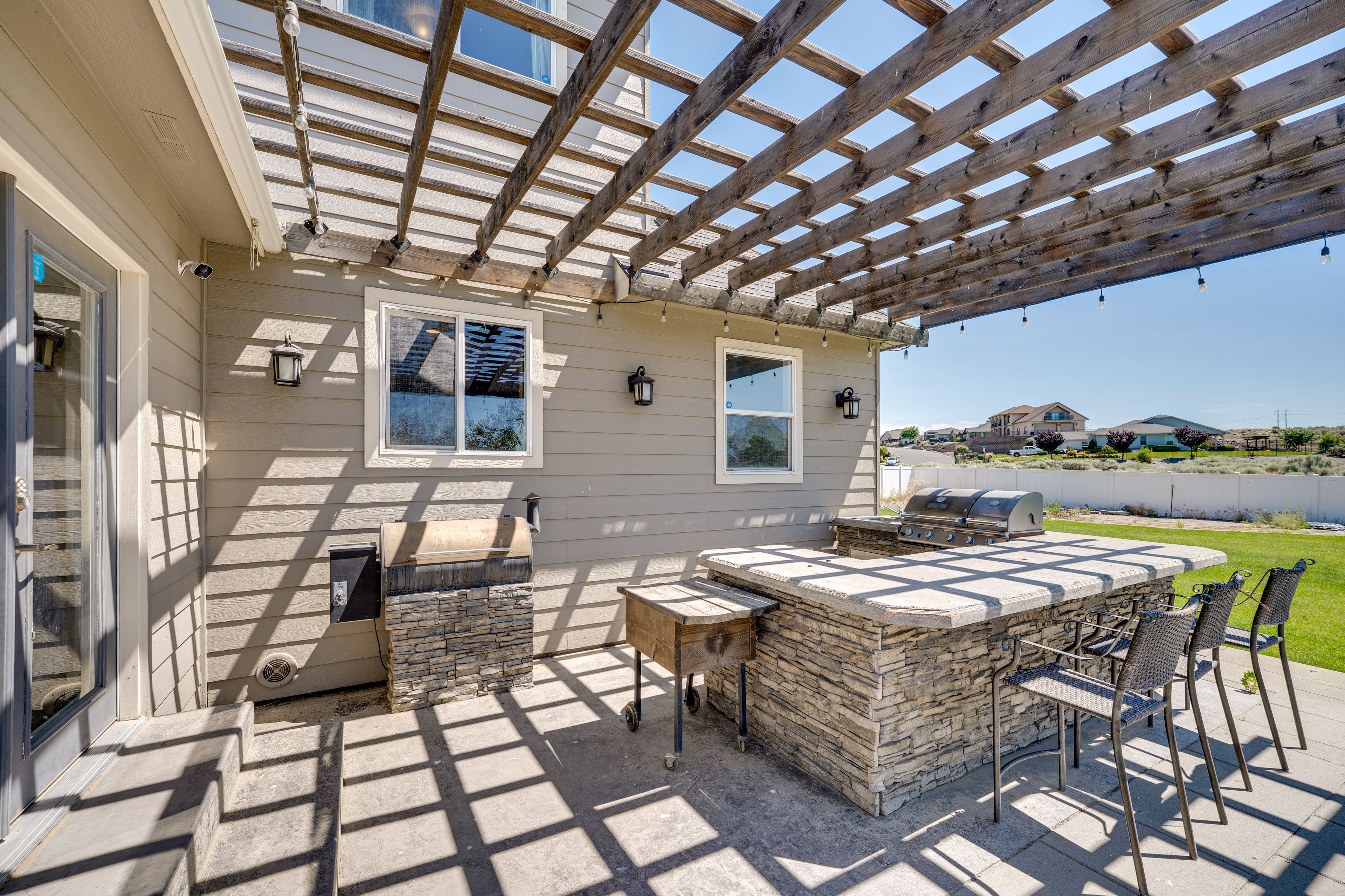 Outdoor Kitchen | Gas Grill | Smoker Grill | Bar Seating