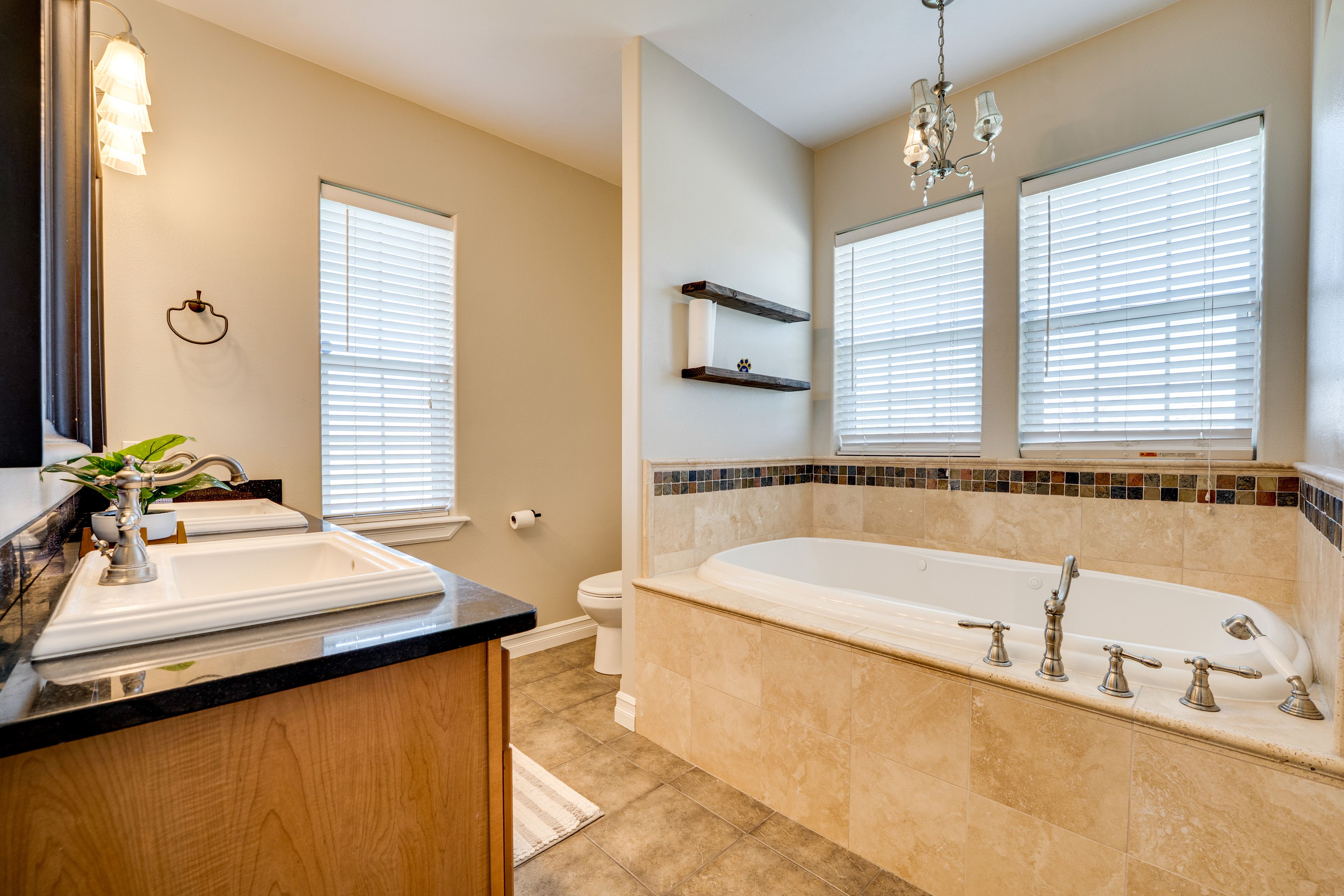 En-Suite Bathroom | 1st Floor | Towels Provided | Jetted Tub