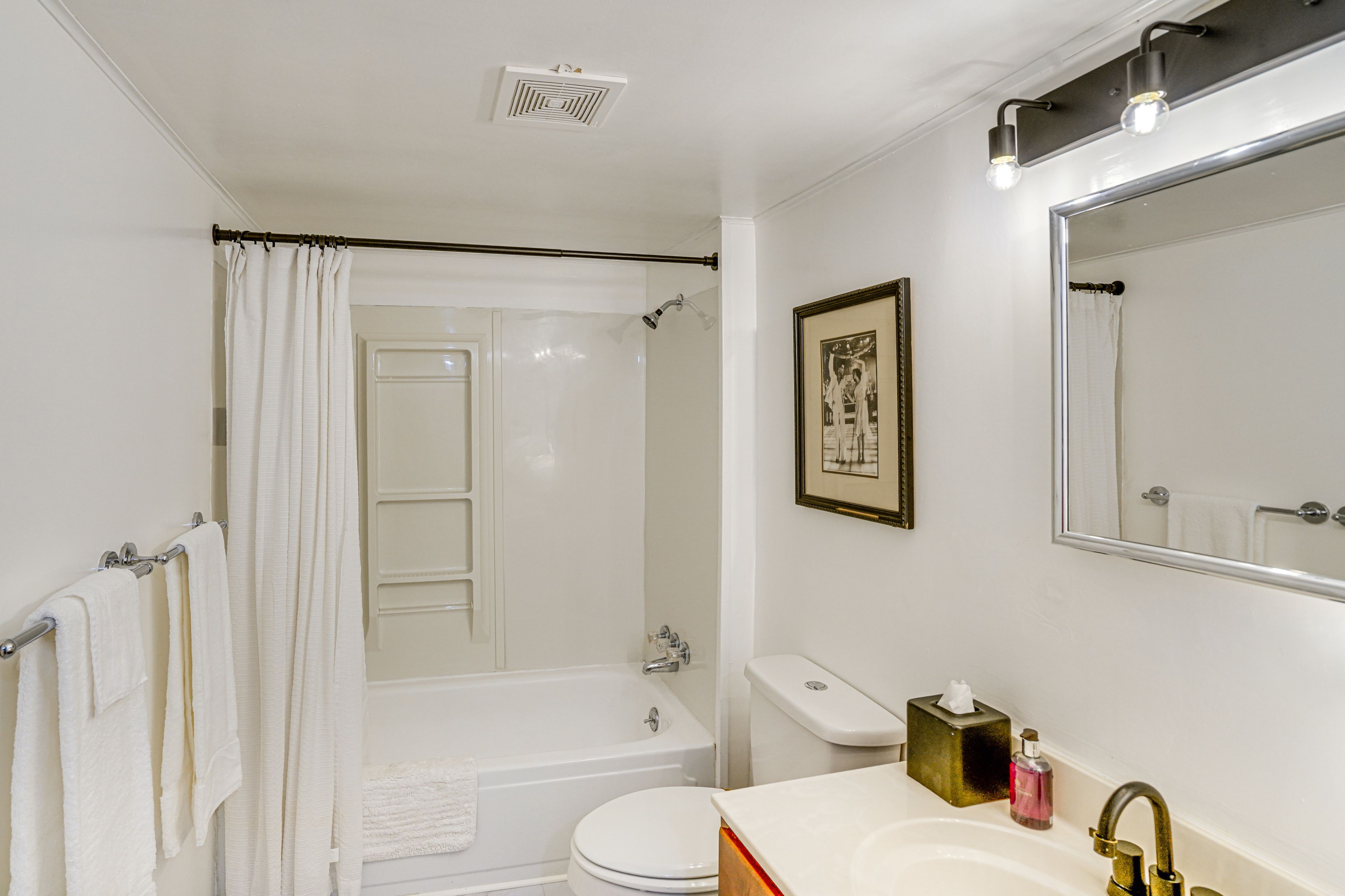 Full Bath | Towels | Hair Dryer | Upper Level
