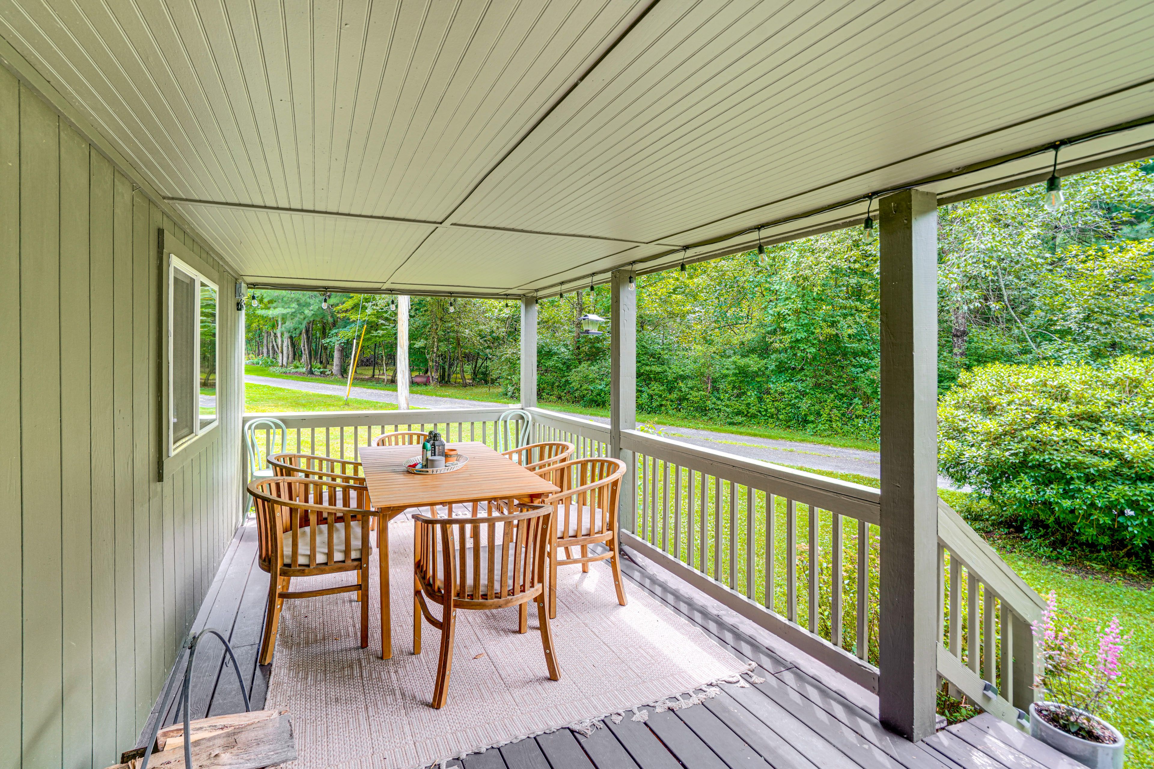 Covered Porch | Outdoor Dining Set