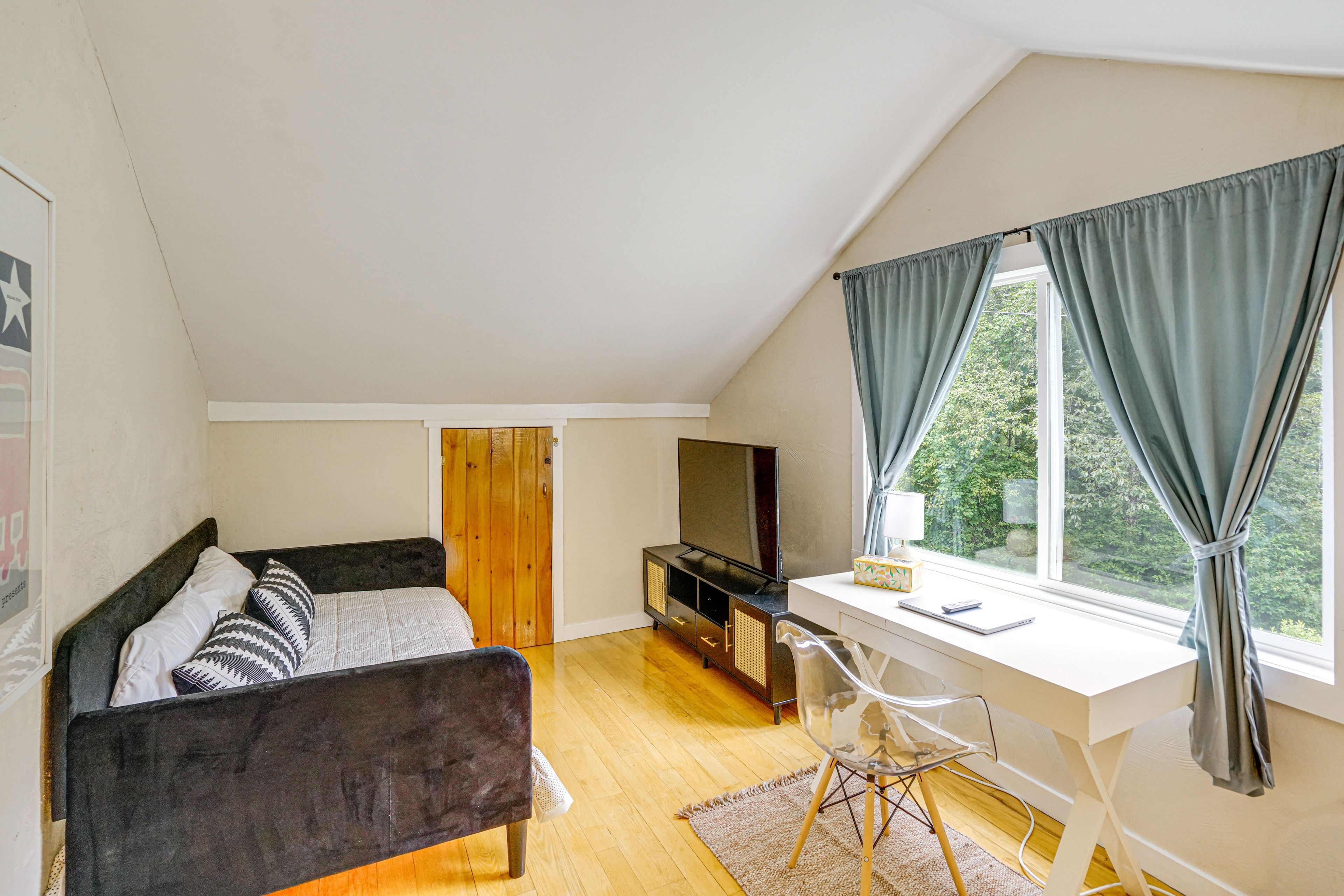 Bonus Room | Twin Daybed | Upper Level