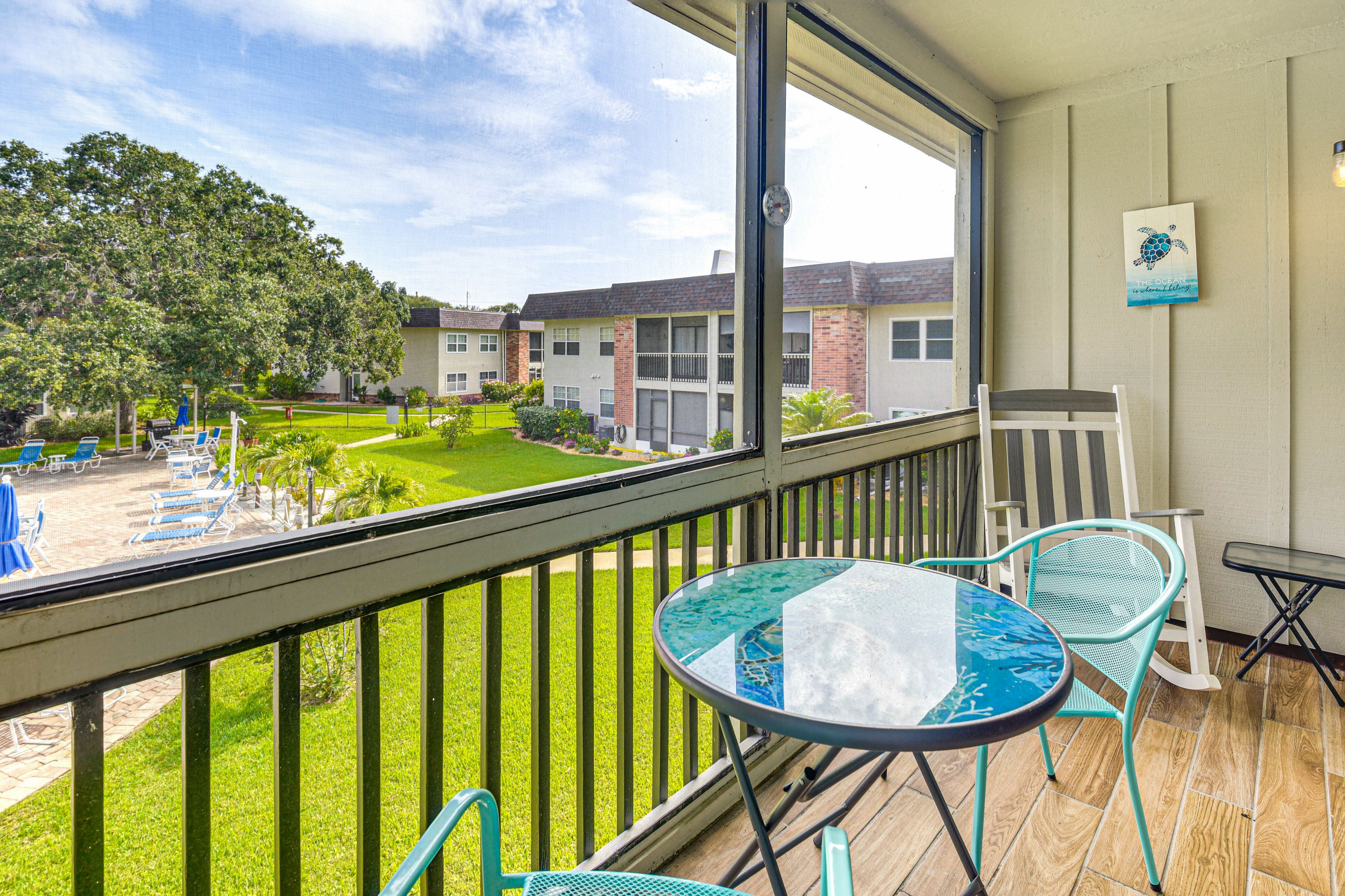 Screened Balcony | Outdoor Seating