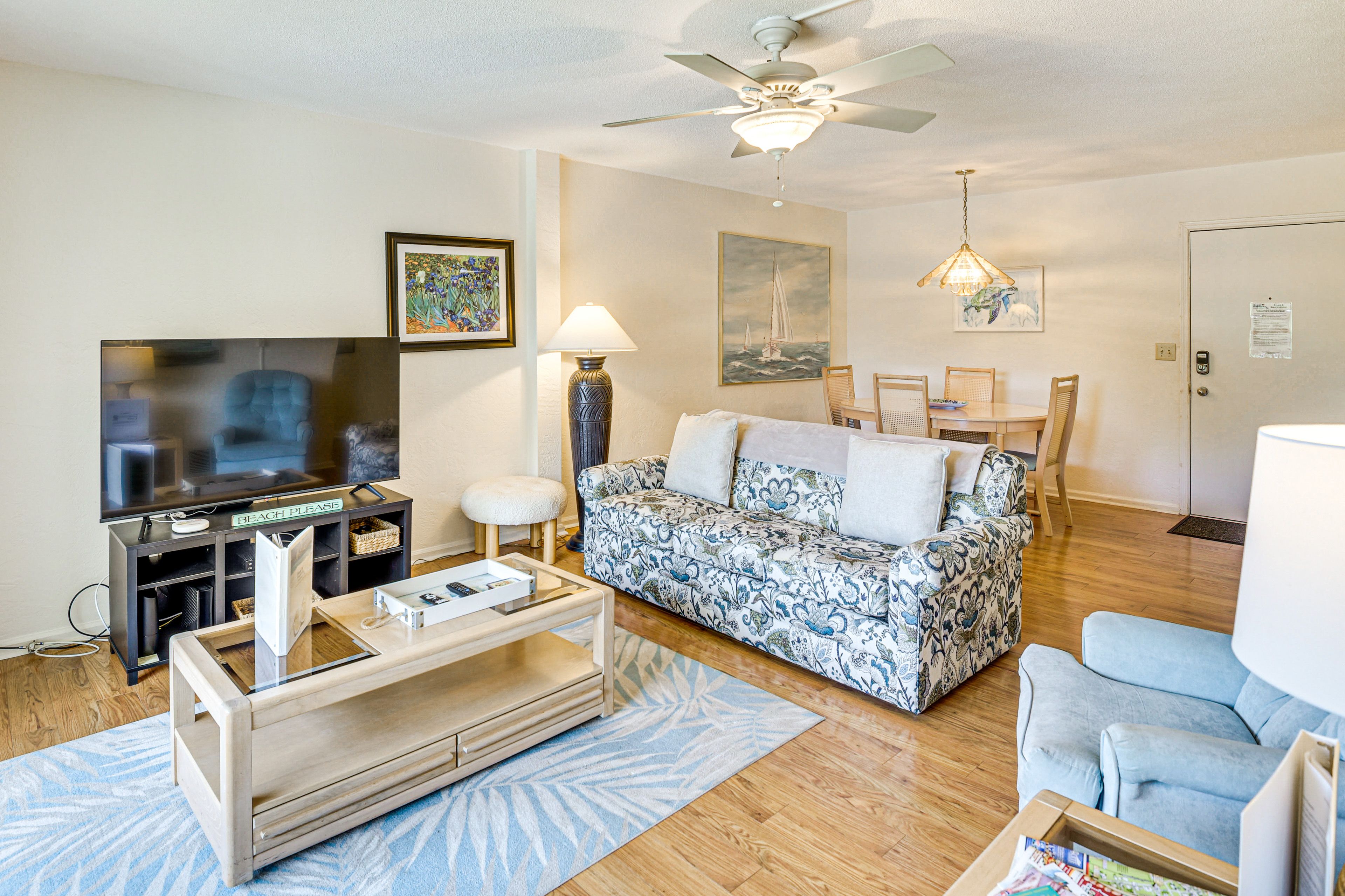Living Room | Smart TV | Free WiFi | Central Heating & A/C