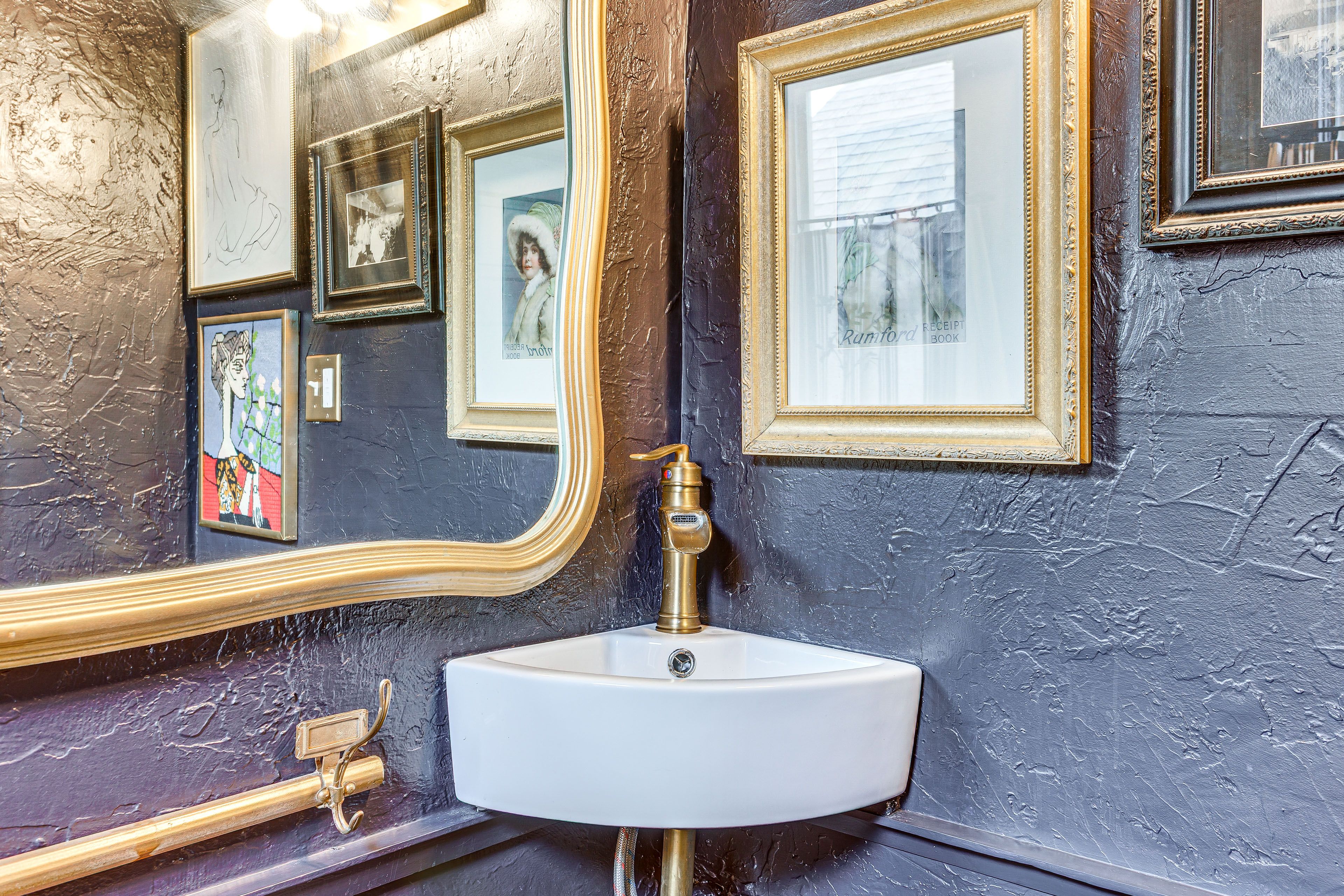 Half Bathroom | 1st Floor | Complimentary Toiletries | Towels Provided