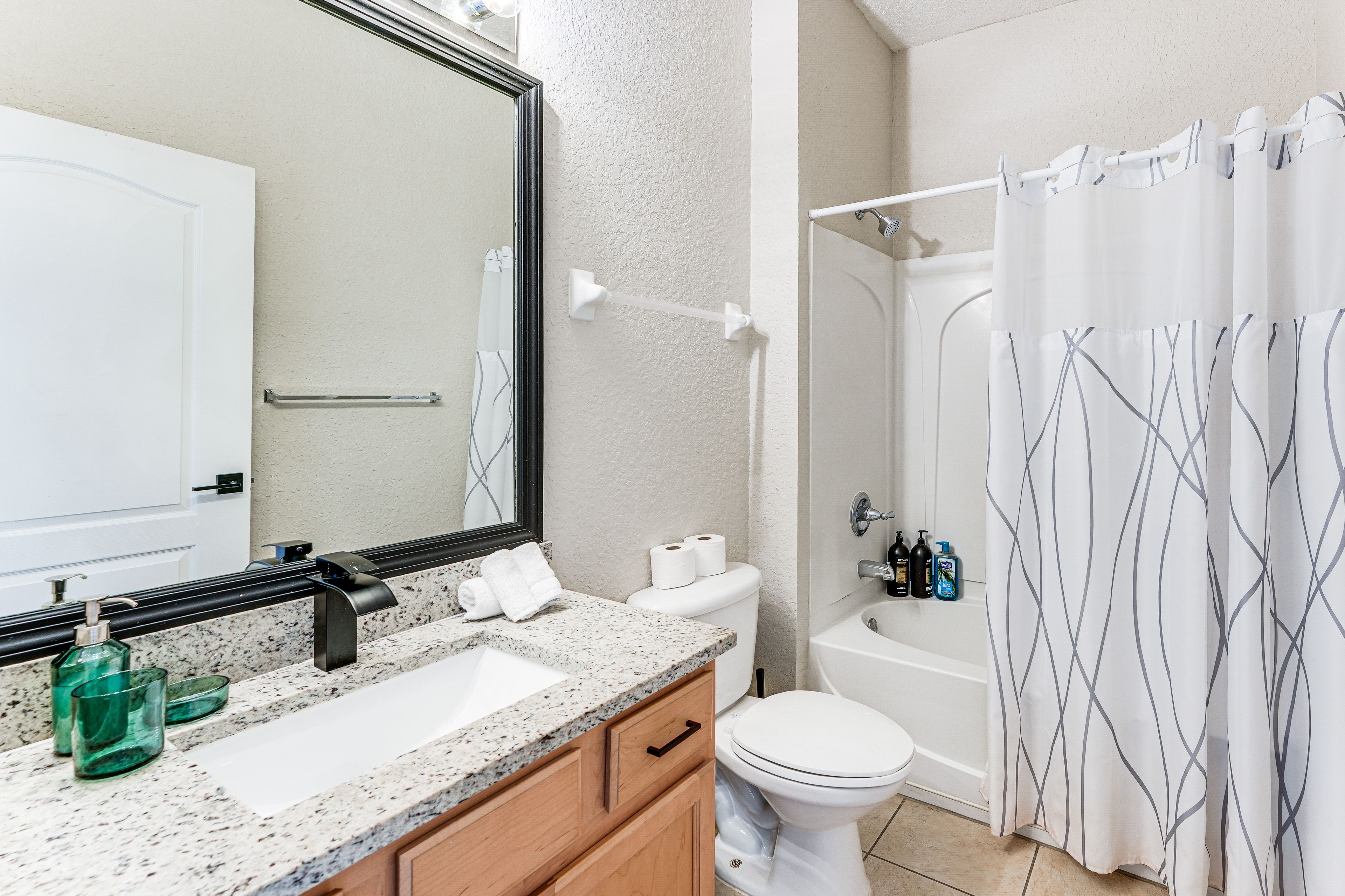 Full Bathroom | 1st Floor | Towels Provided