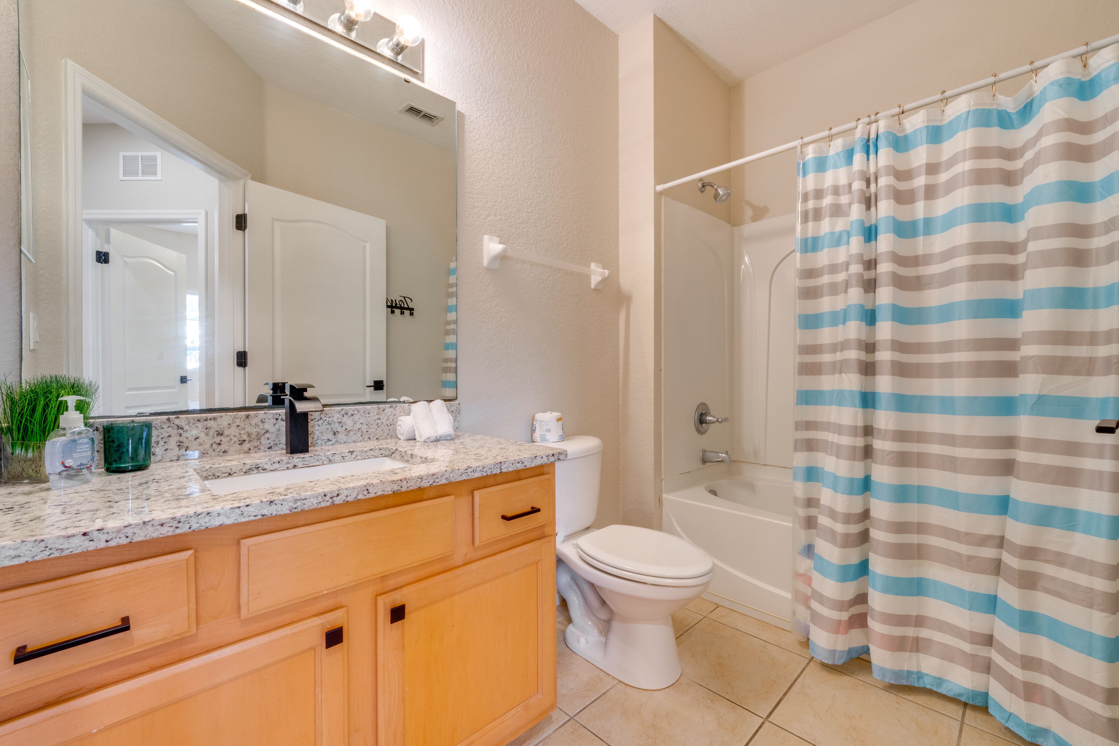 Full Bathroom | 2nd Floor