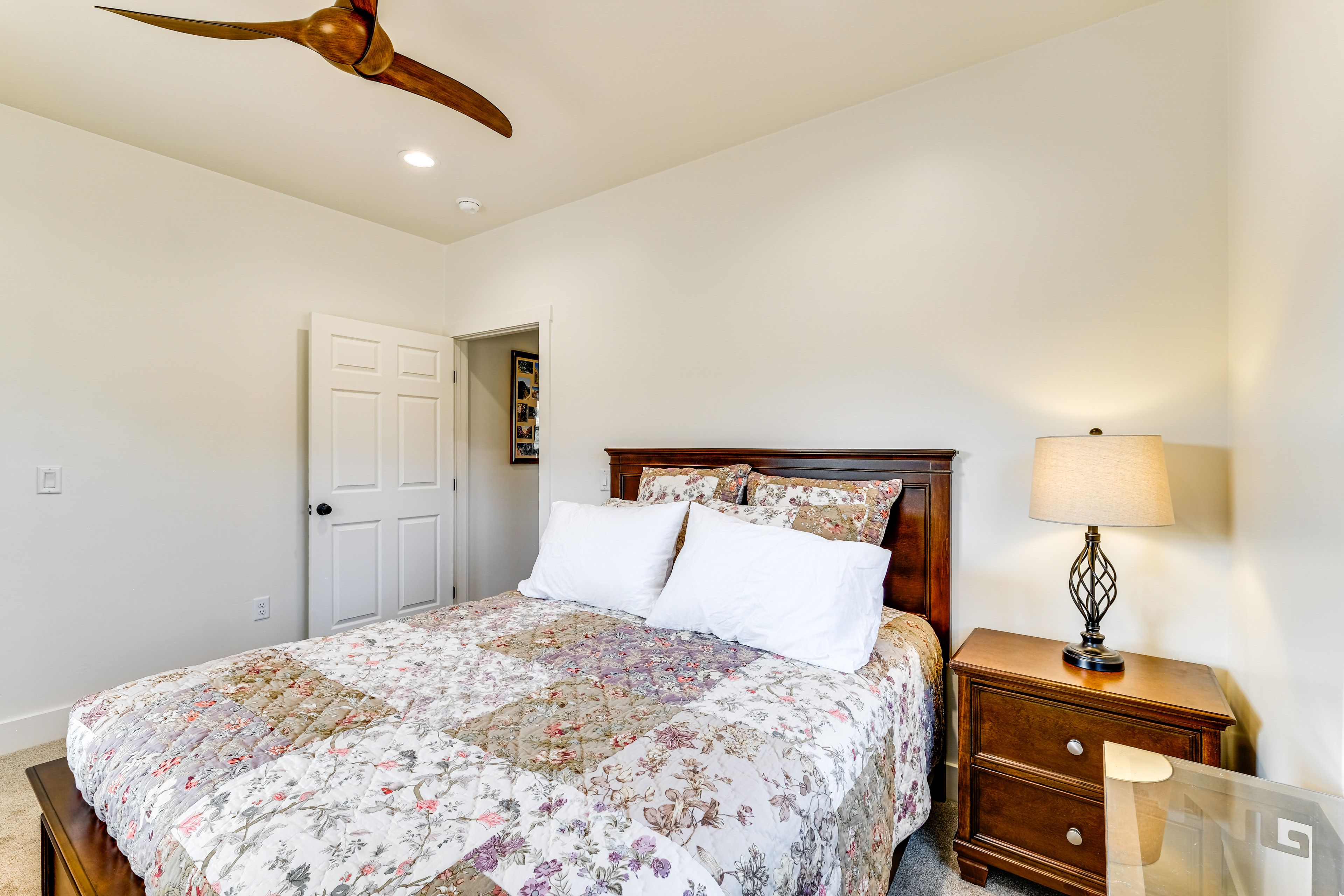 Bedroom 2 | Queen Bed | Smart TV
