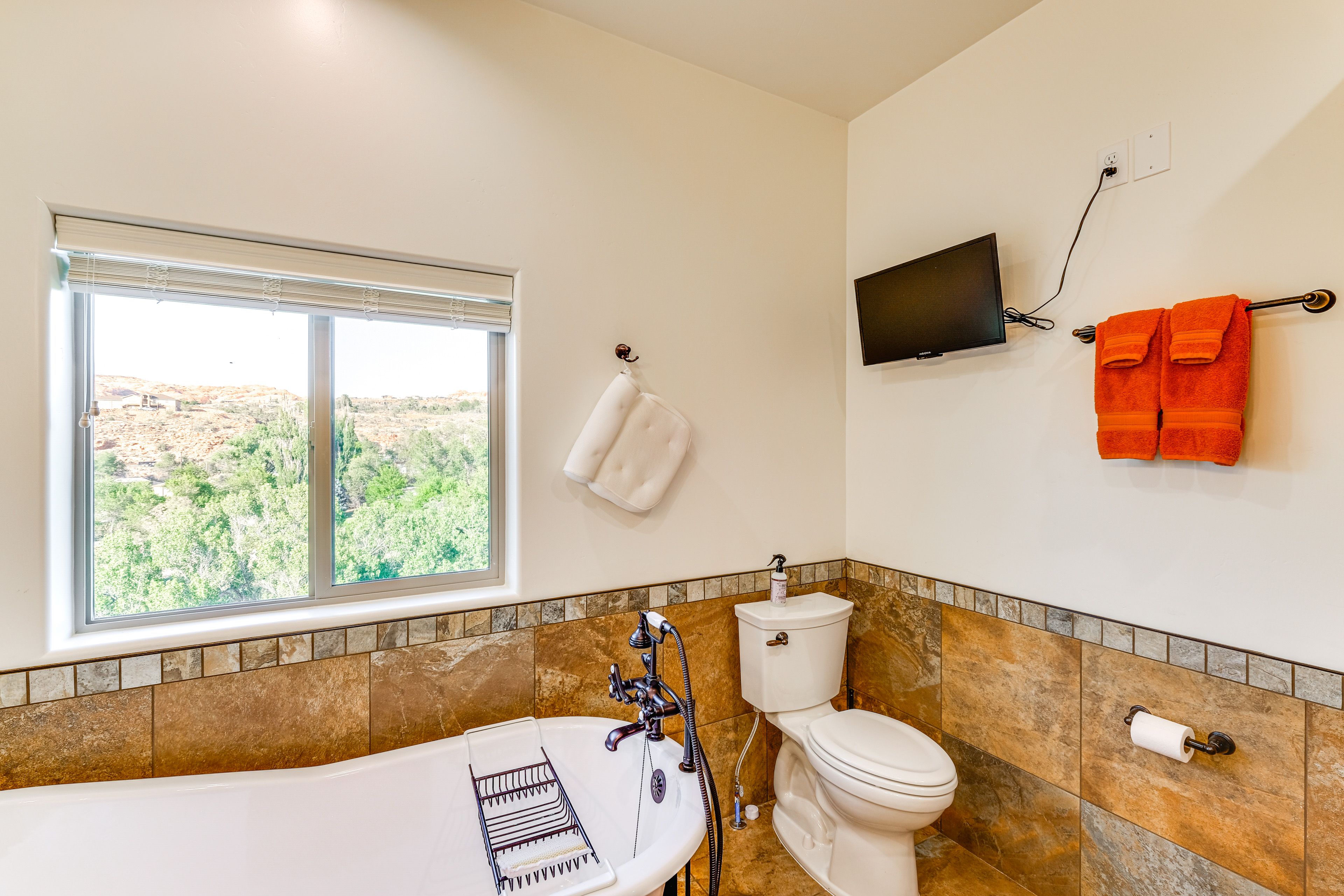 Full Bathroom | Towels Provided