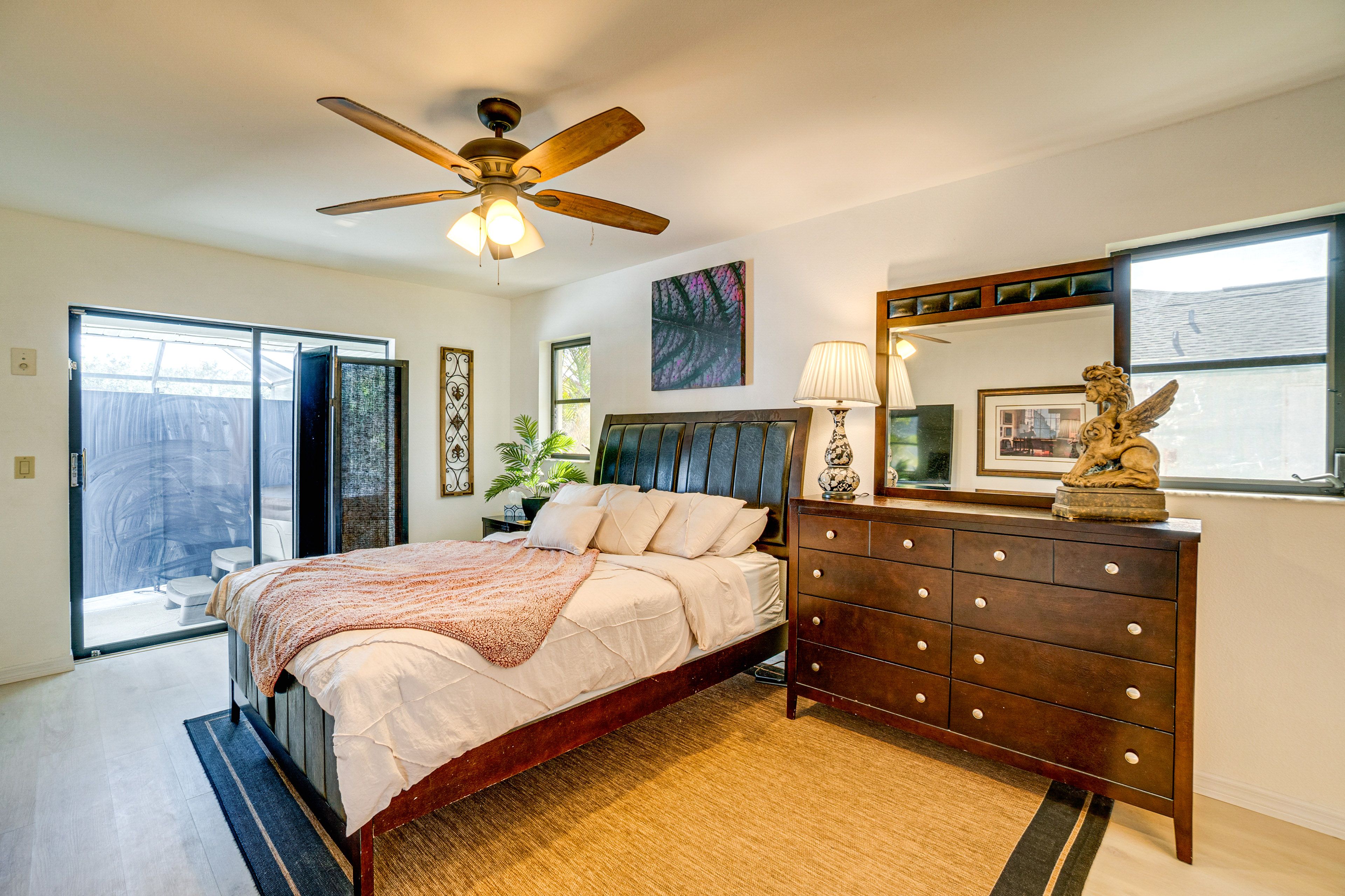 Bedroom 1 | Queen Bed | TV
