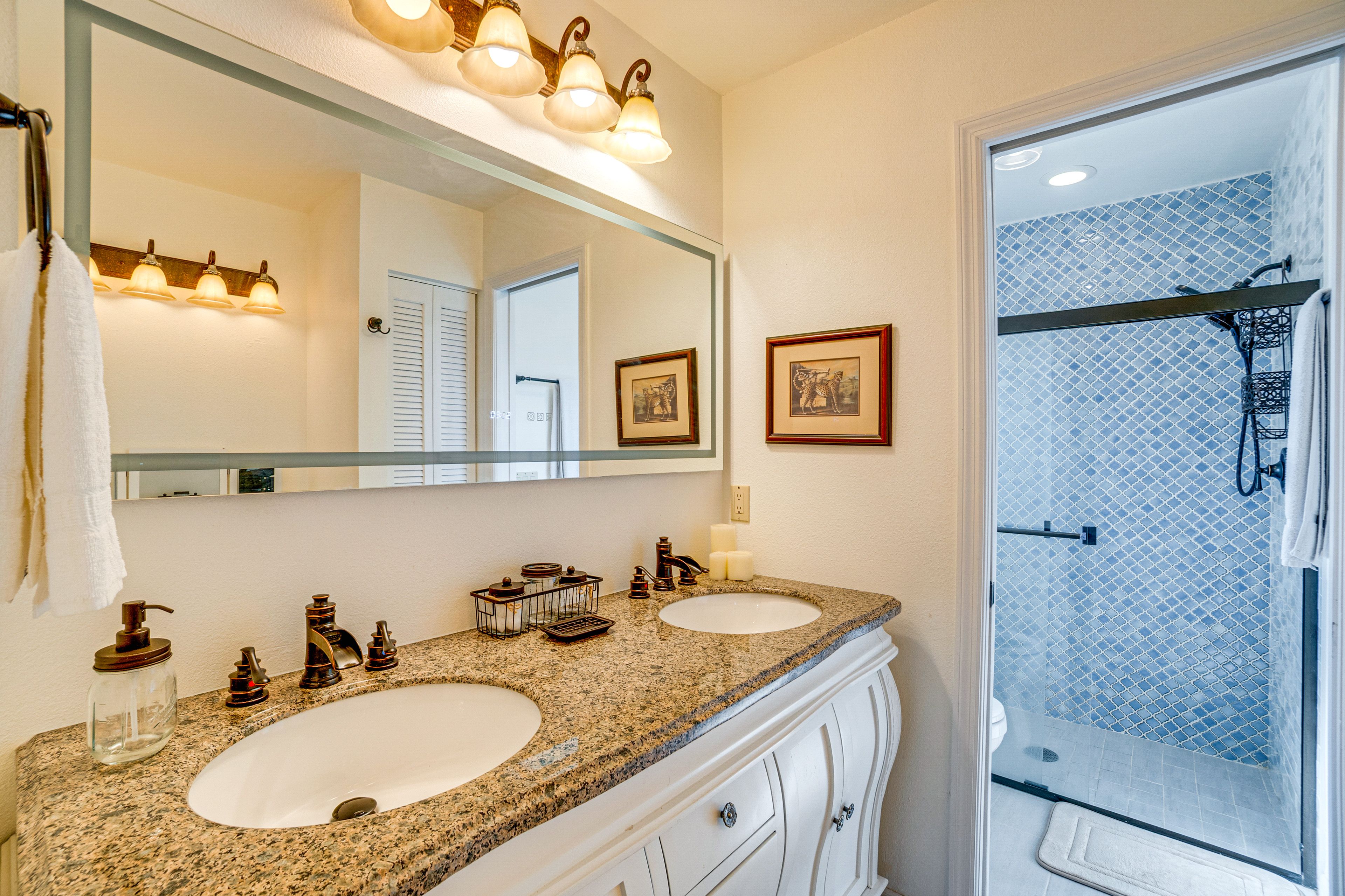 Full Bathroom | Towels Provided