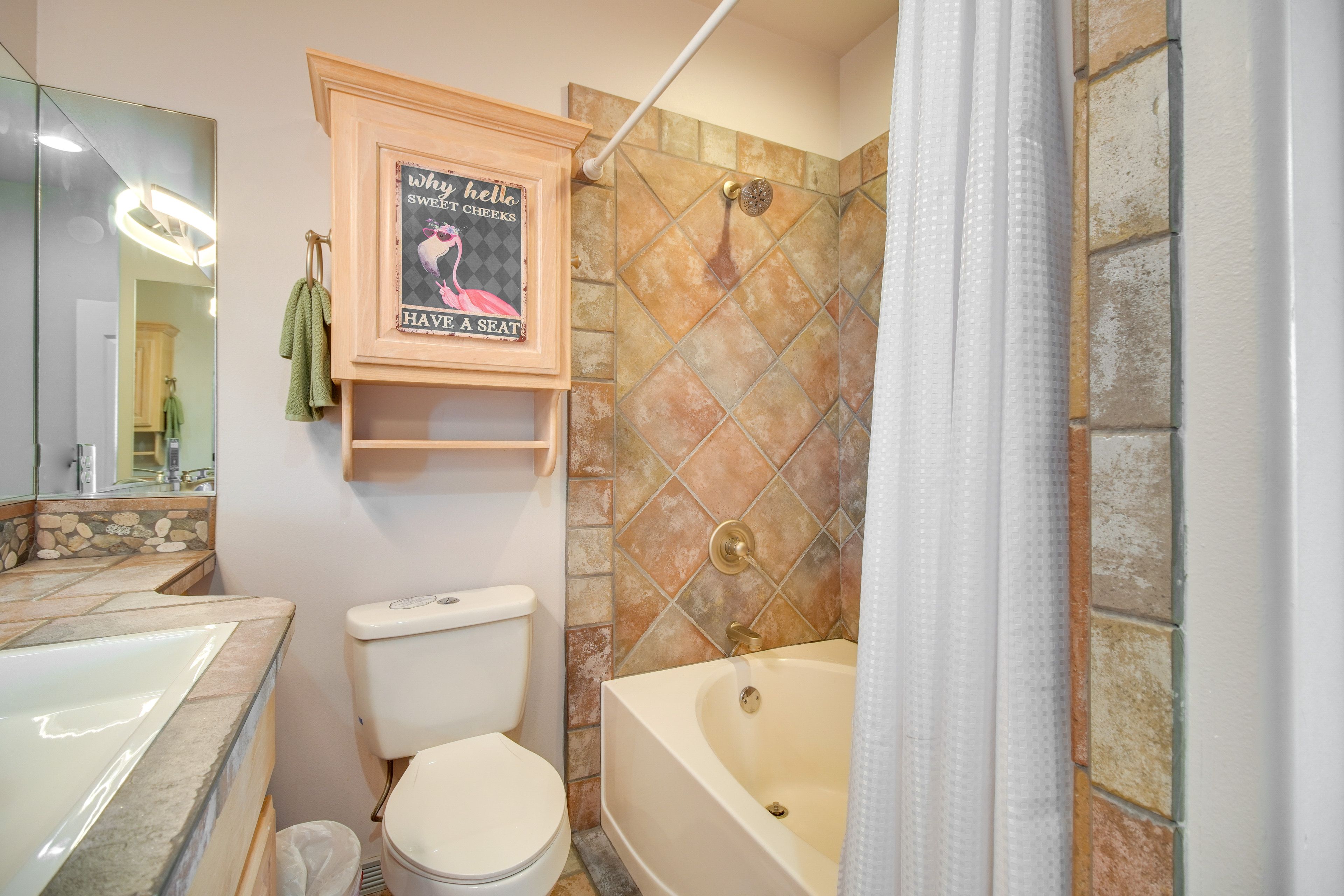 Full Bathroom | 2nd Floor | Towels & Linens Provided