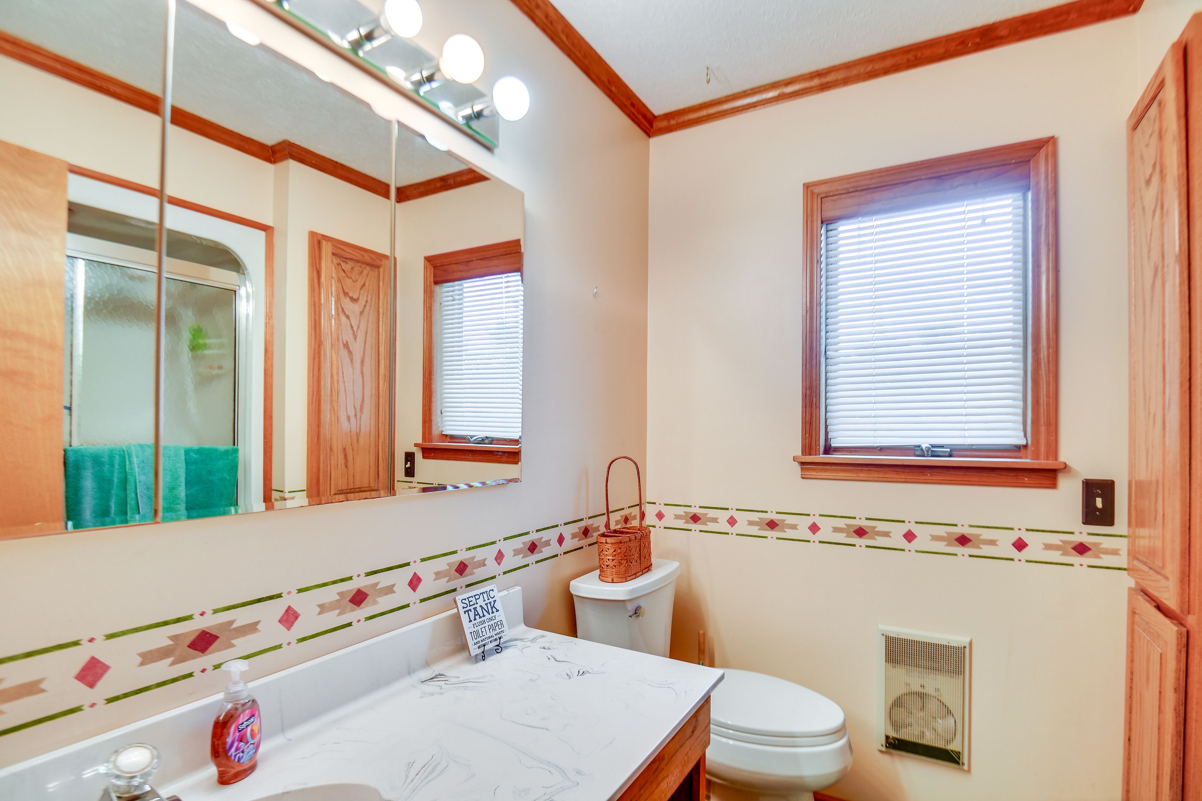 Full Bathroom | 1st Floor | Towels Provided