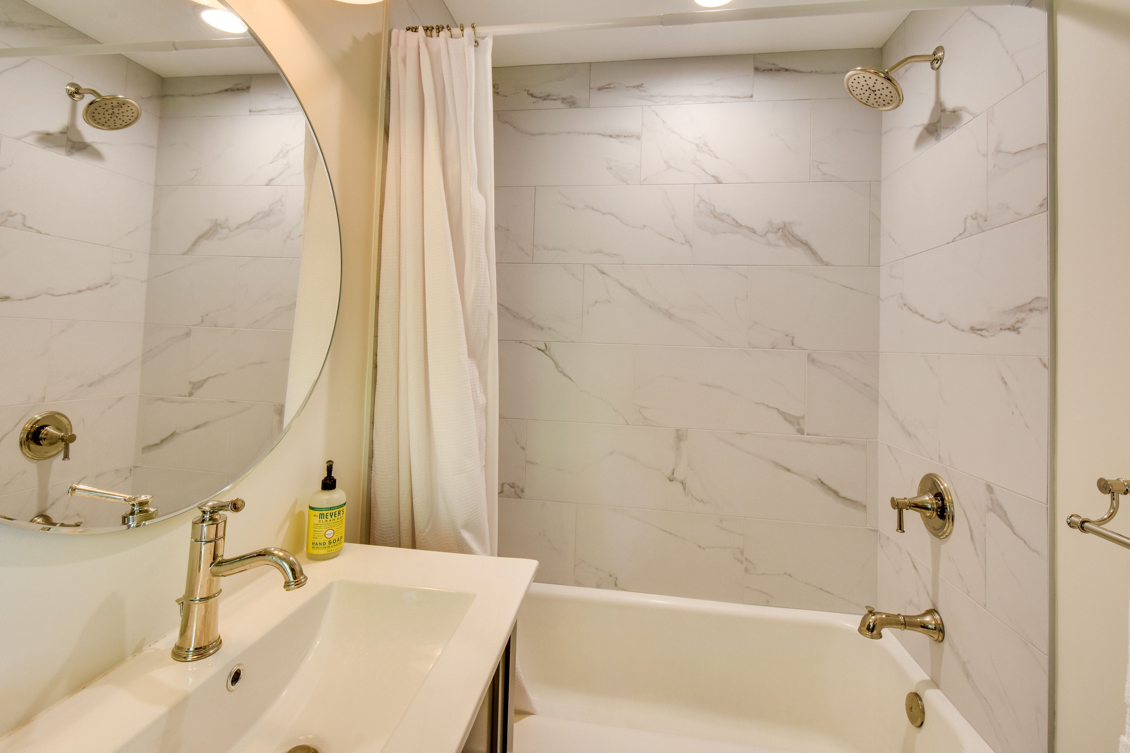Full Bathroom | 2nd Floor