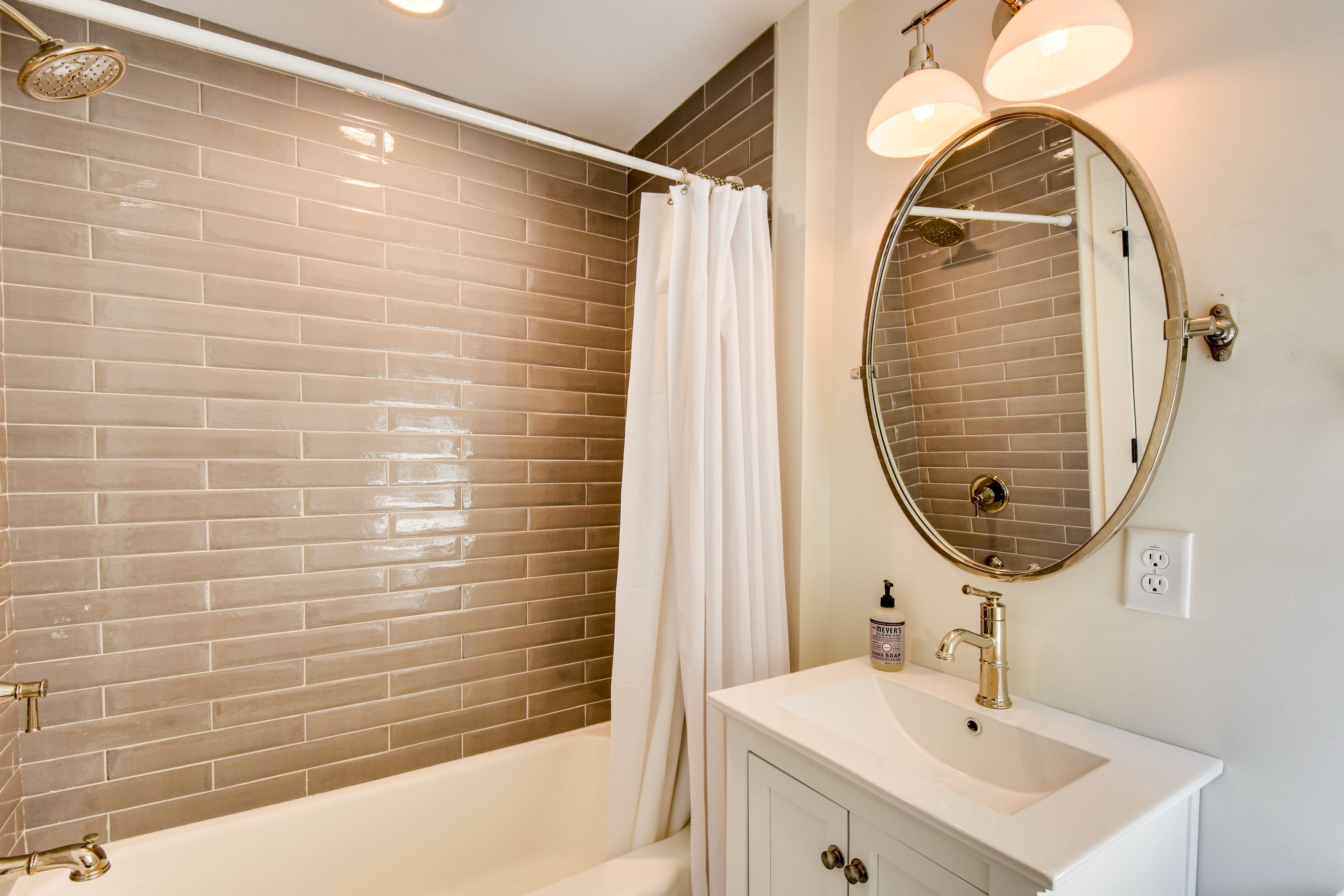 Full Bathroom | 2nd Floor