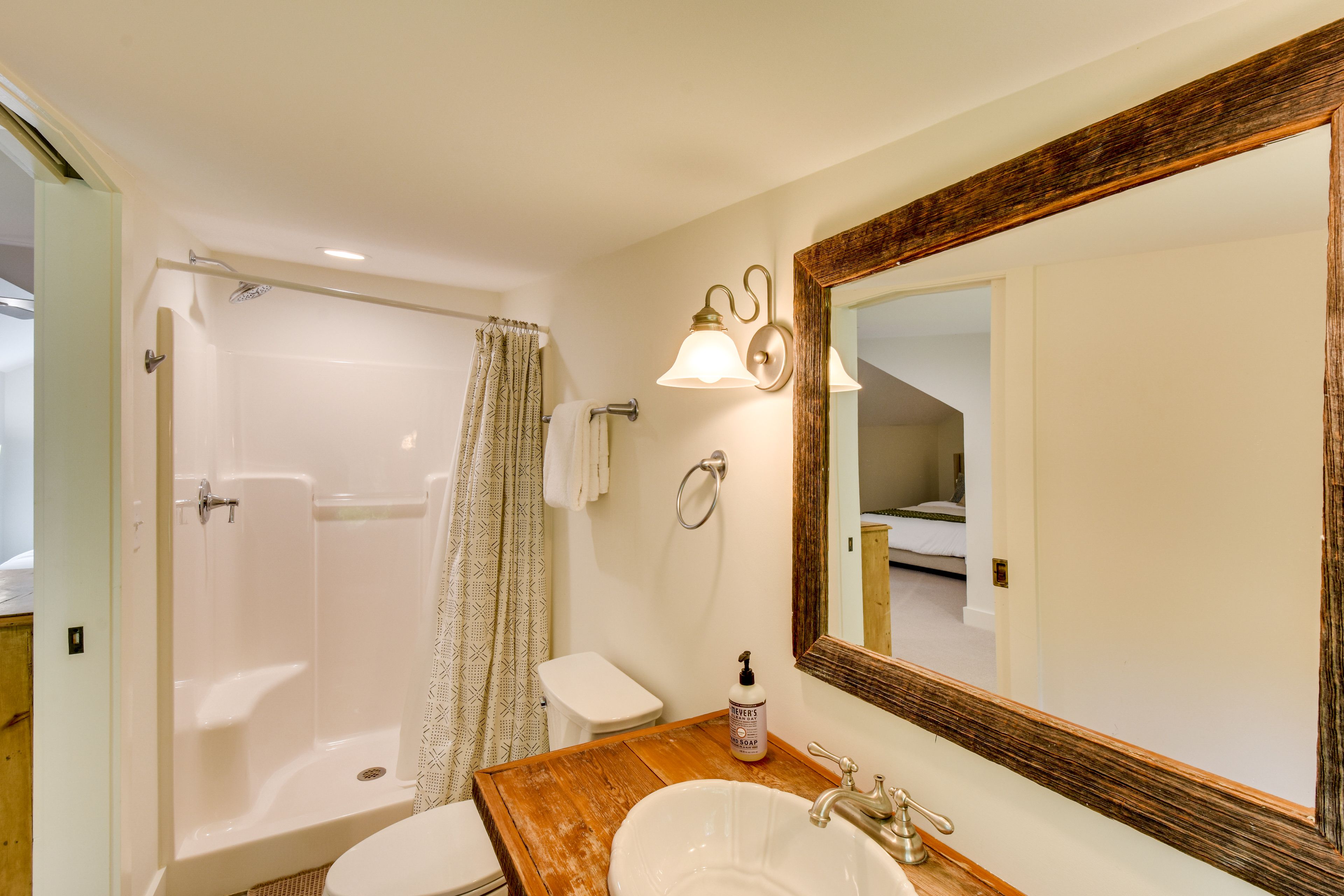 Full Bathroom | 2nd Floor