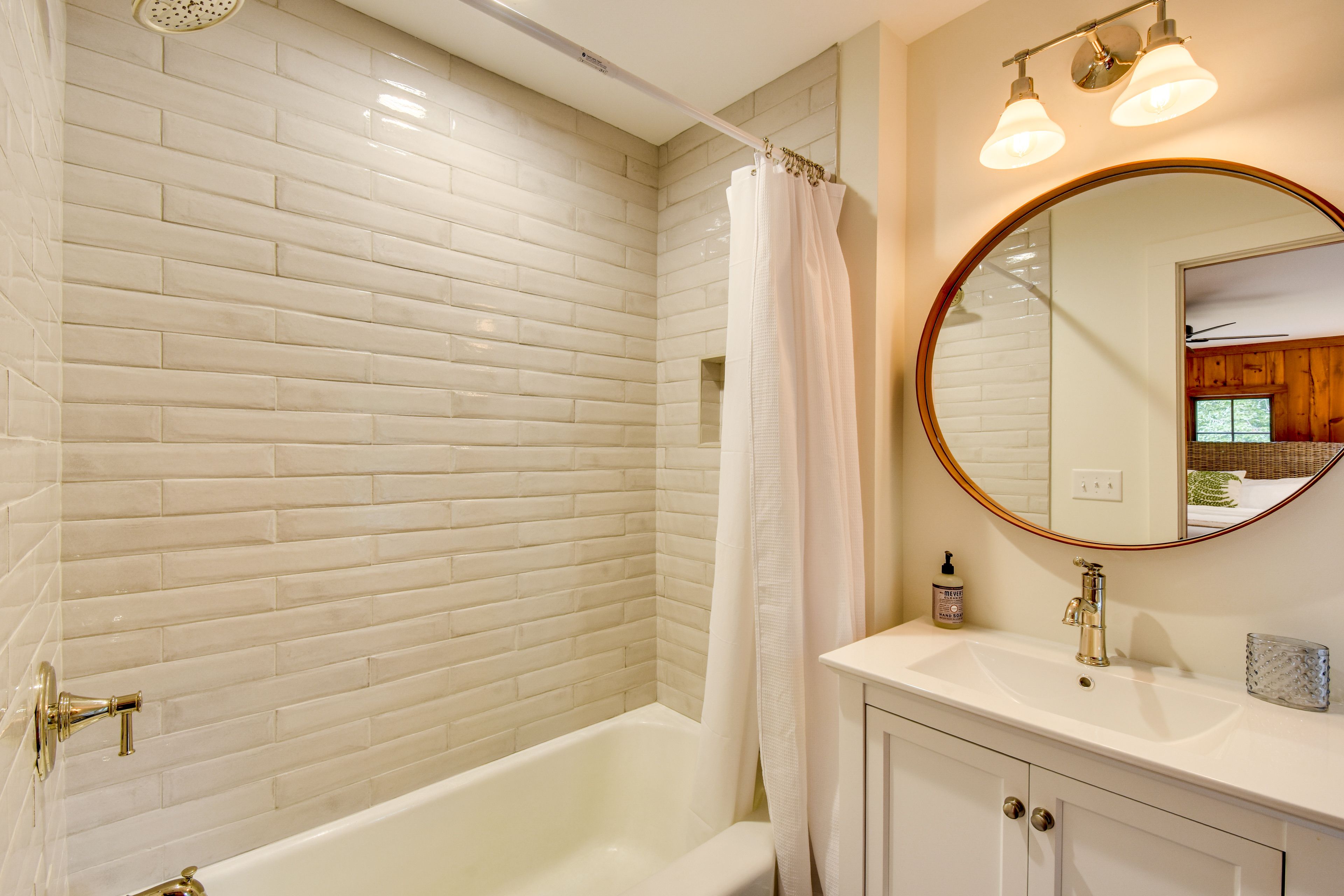 Full Bathroom | 1st Floor