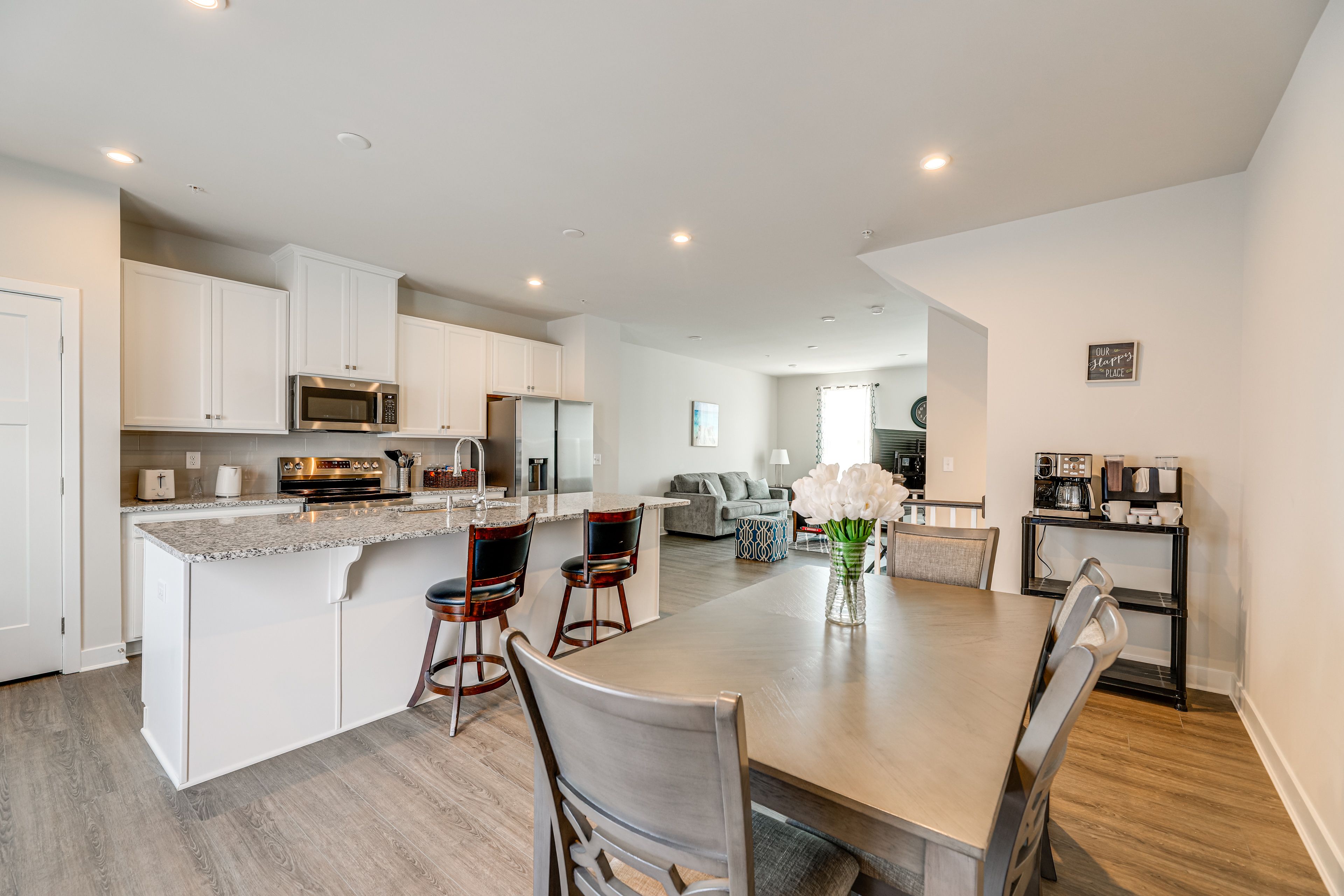 Dining Area | Dishware/Flatware Provided | Main Floor