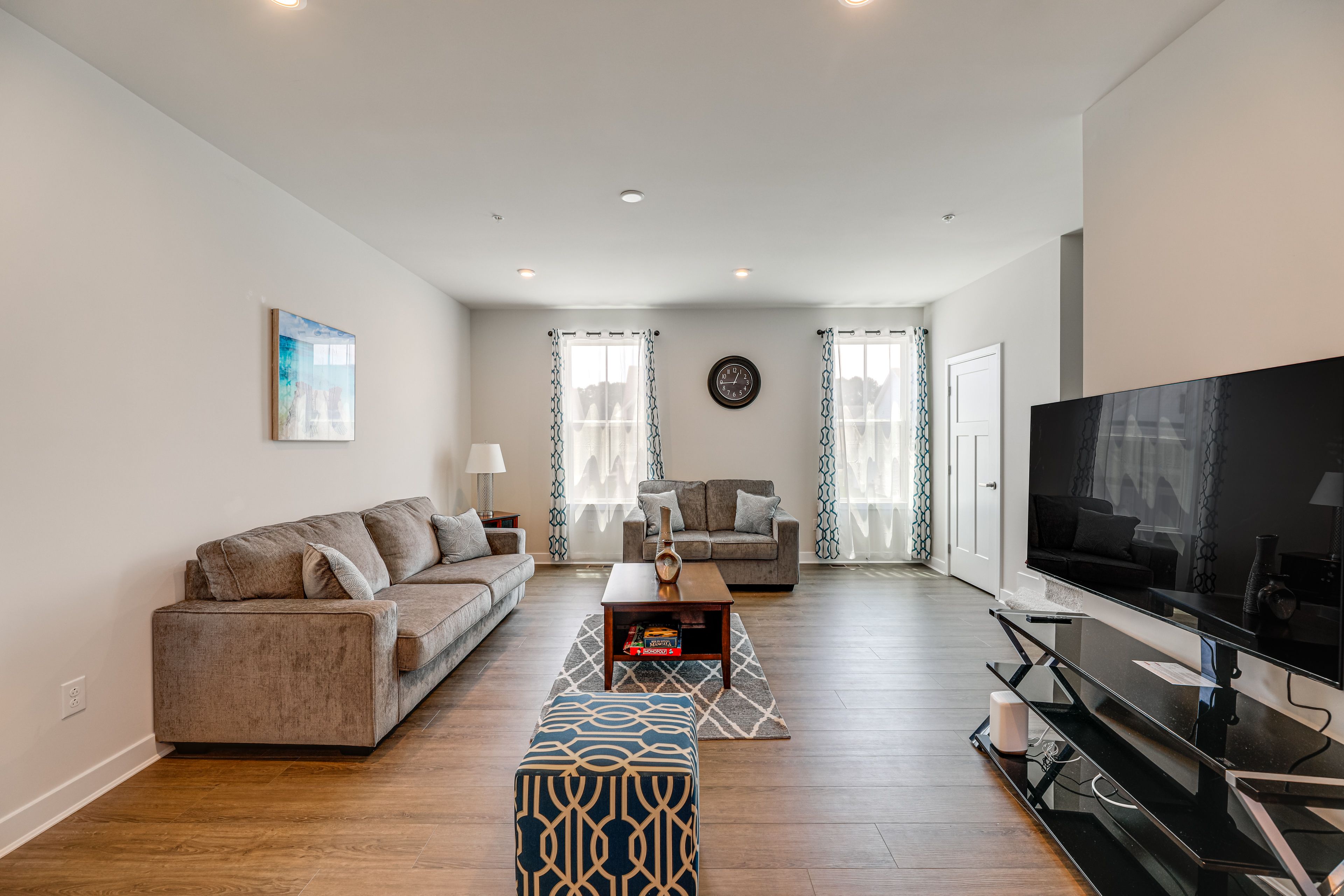 Living Room | Free WiFi | Central Heating & A/C | Smart TV | Main Floor