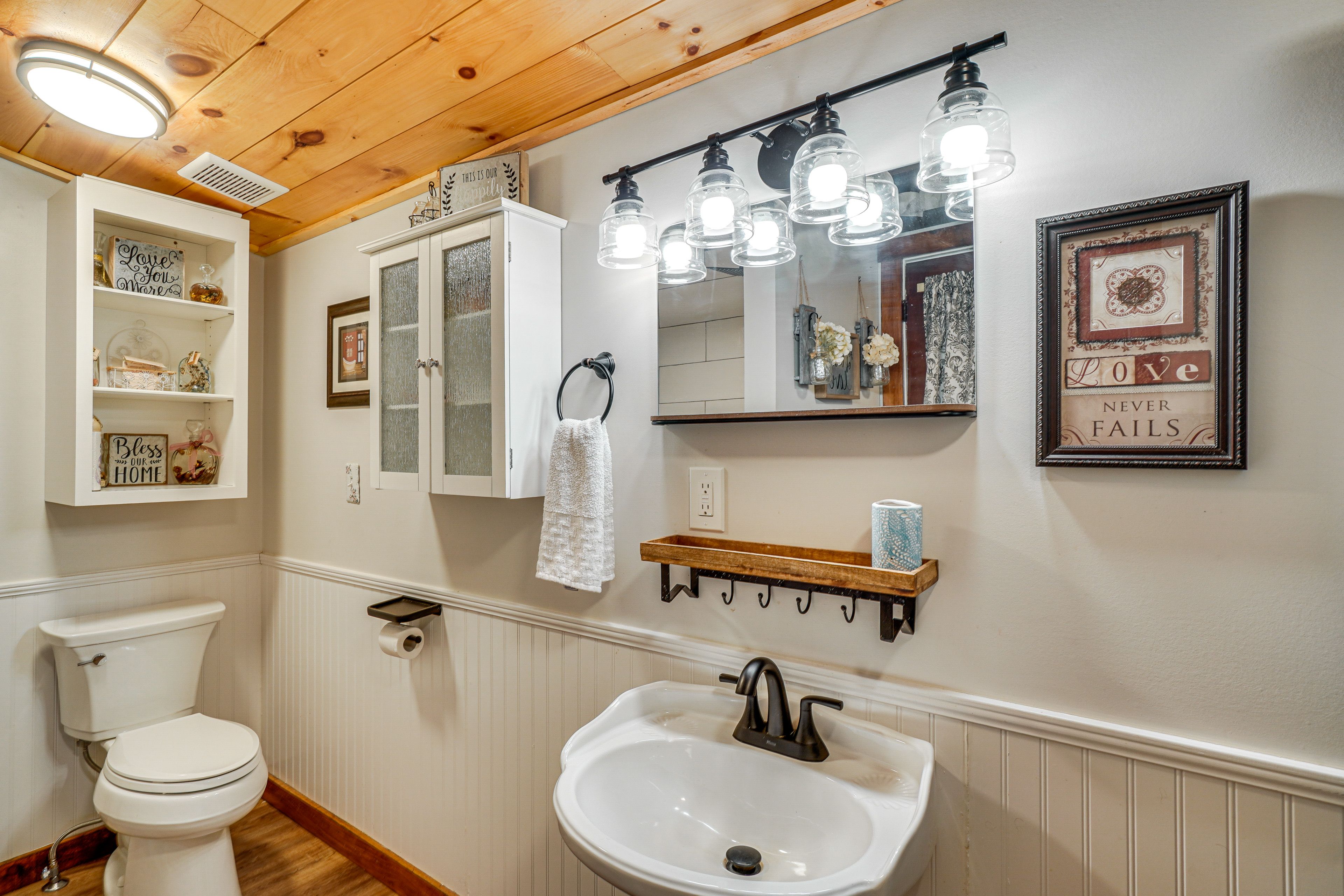 Bathroom | Towels Provided | Washer/Dryer