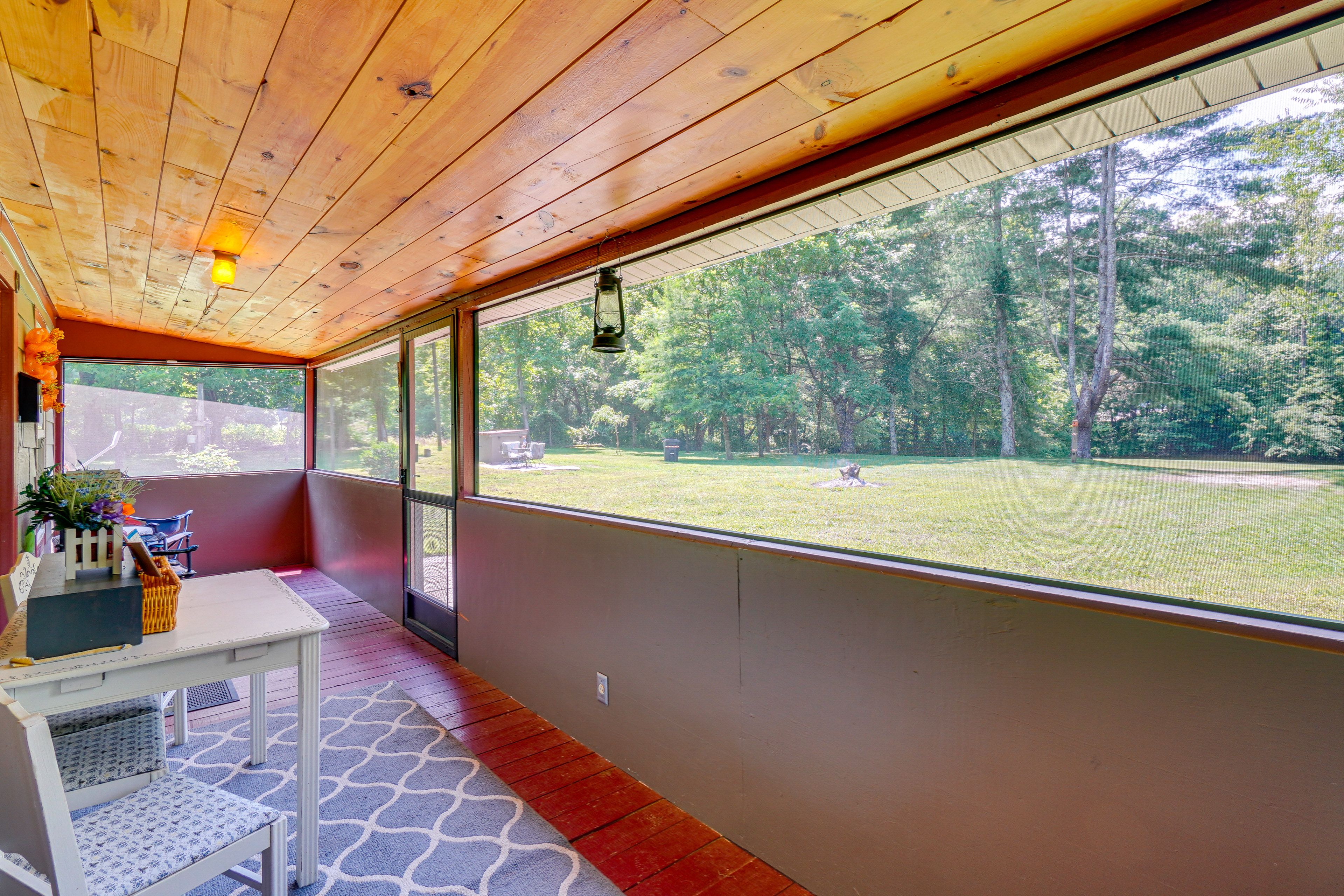 Screened Patio | Outdoor Seating