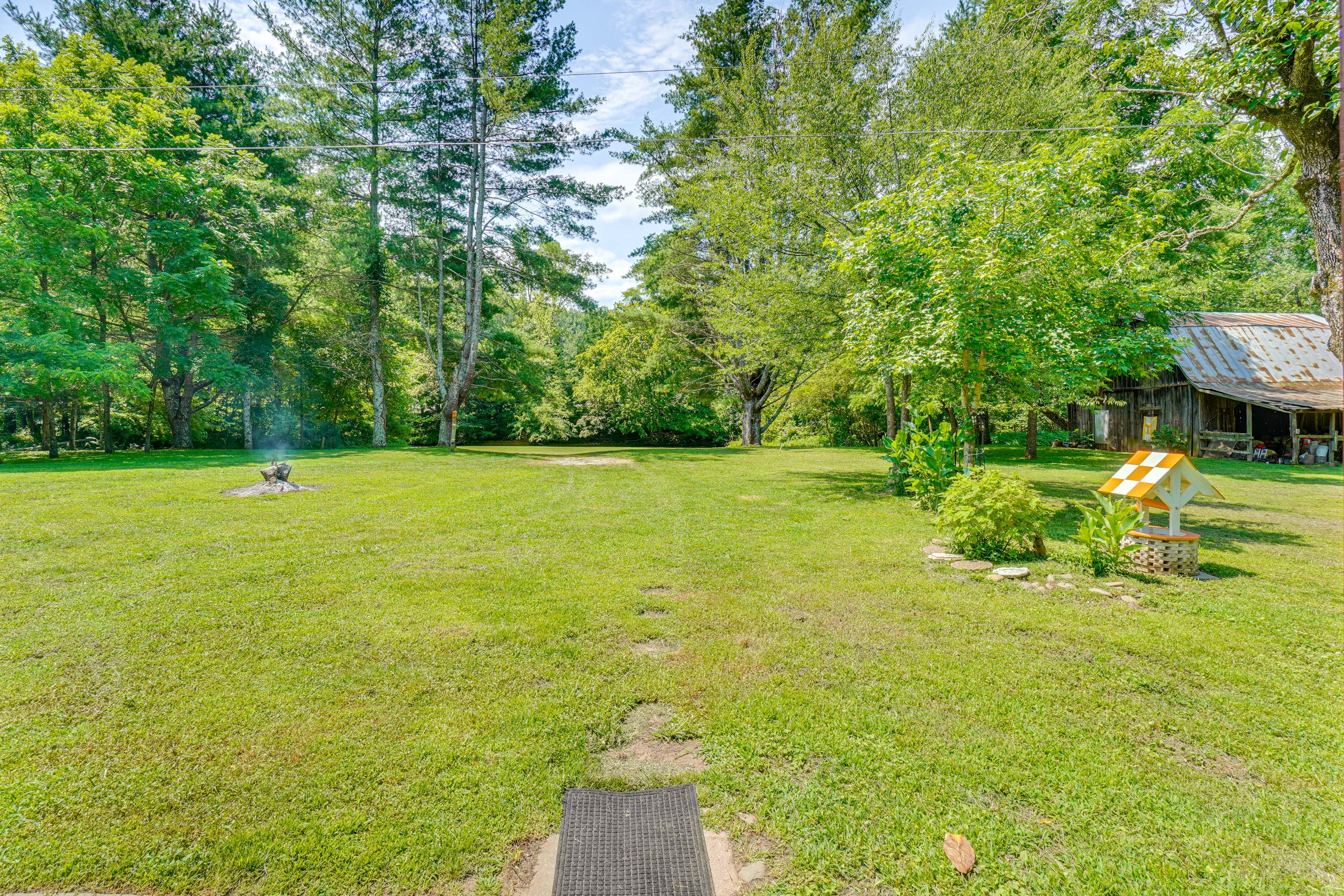 Backyard | Fire Pit | Outdoor Dining Area