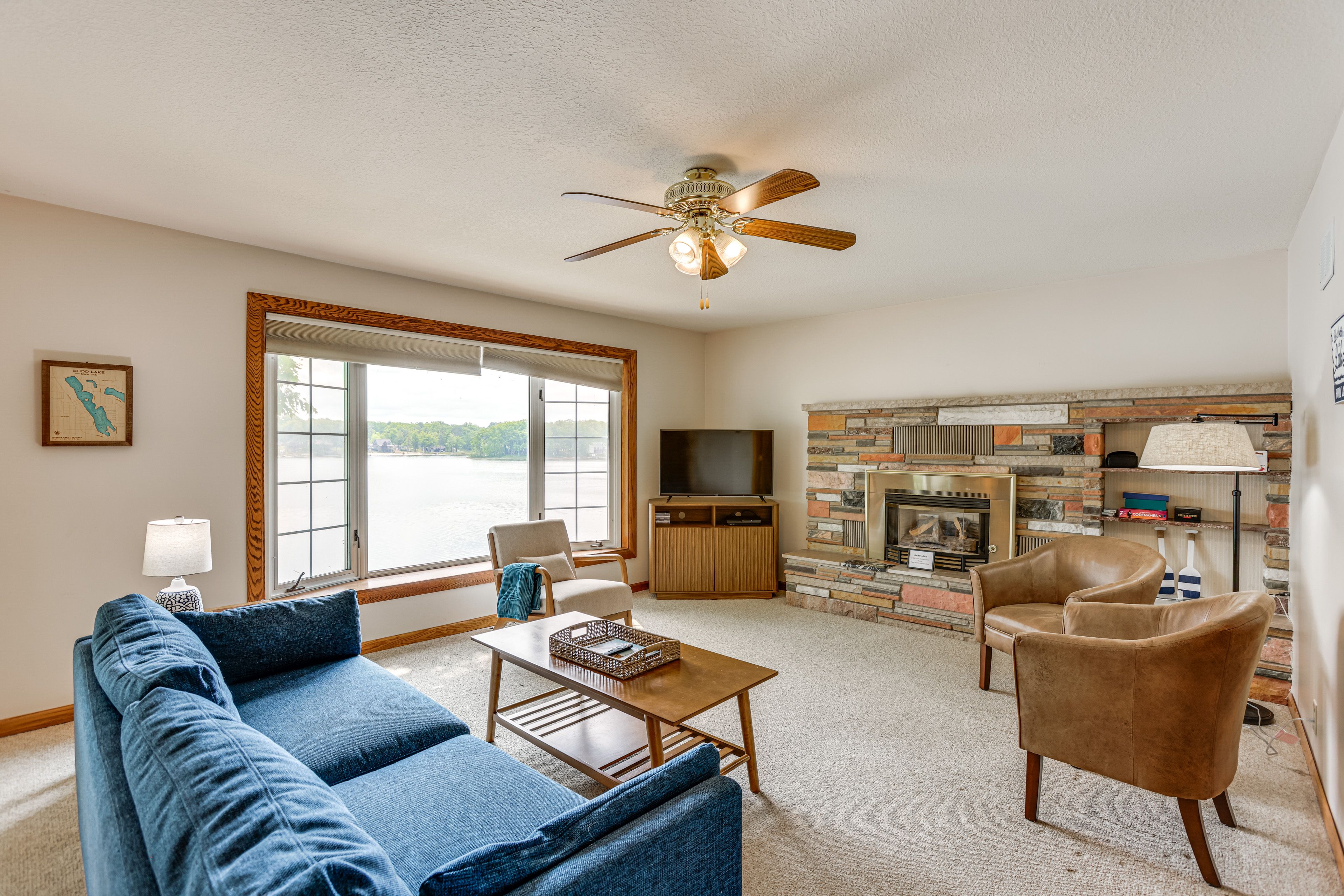 Living Room | Main Level | Smart TV | Free WiFi