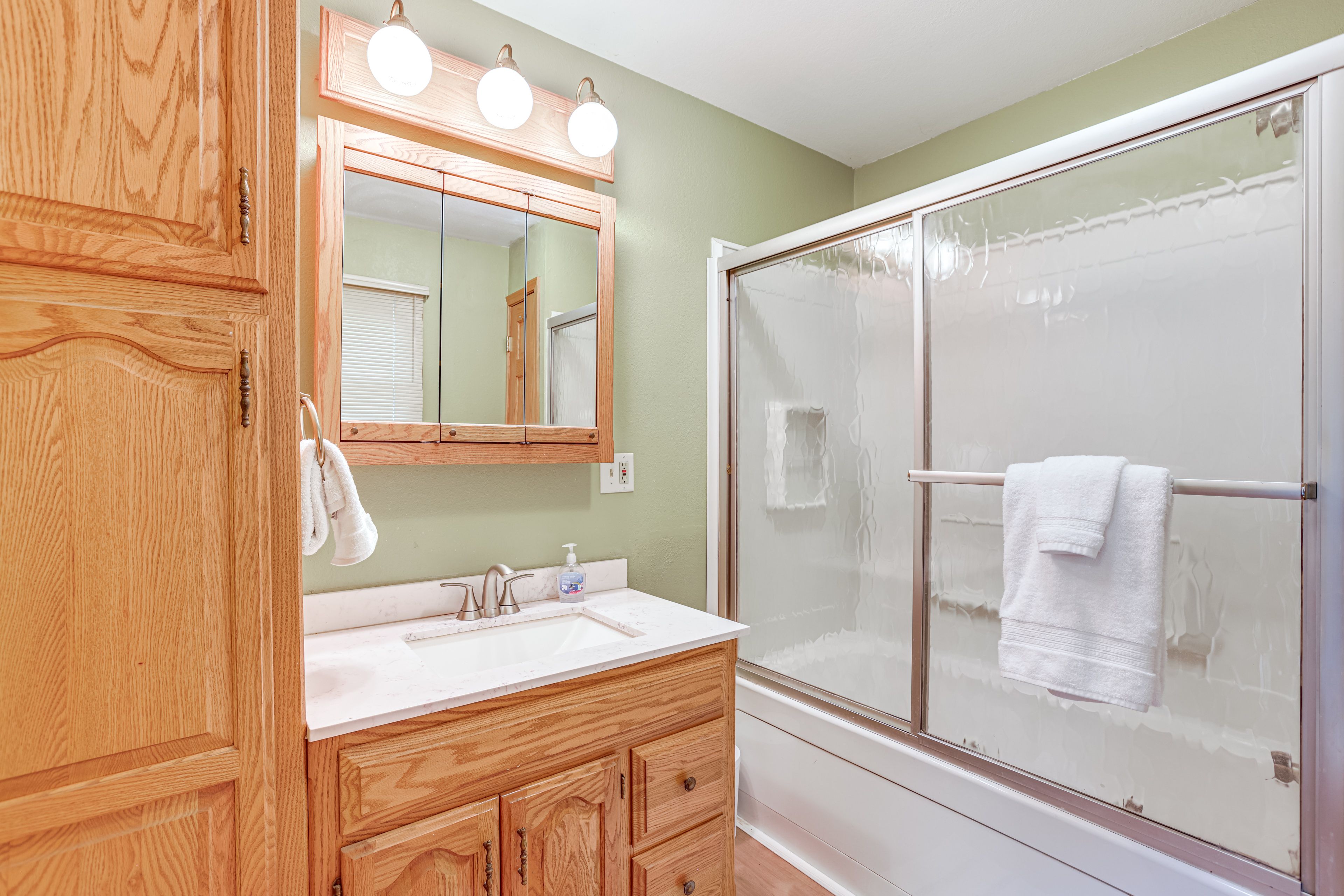 Full Bathroom | Main Level | Towels Provided | Hair Dryer