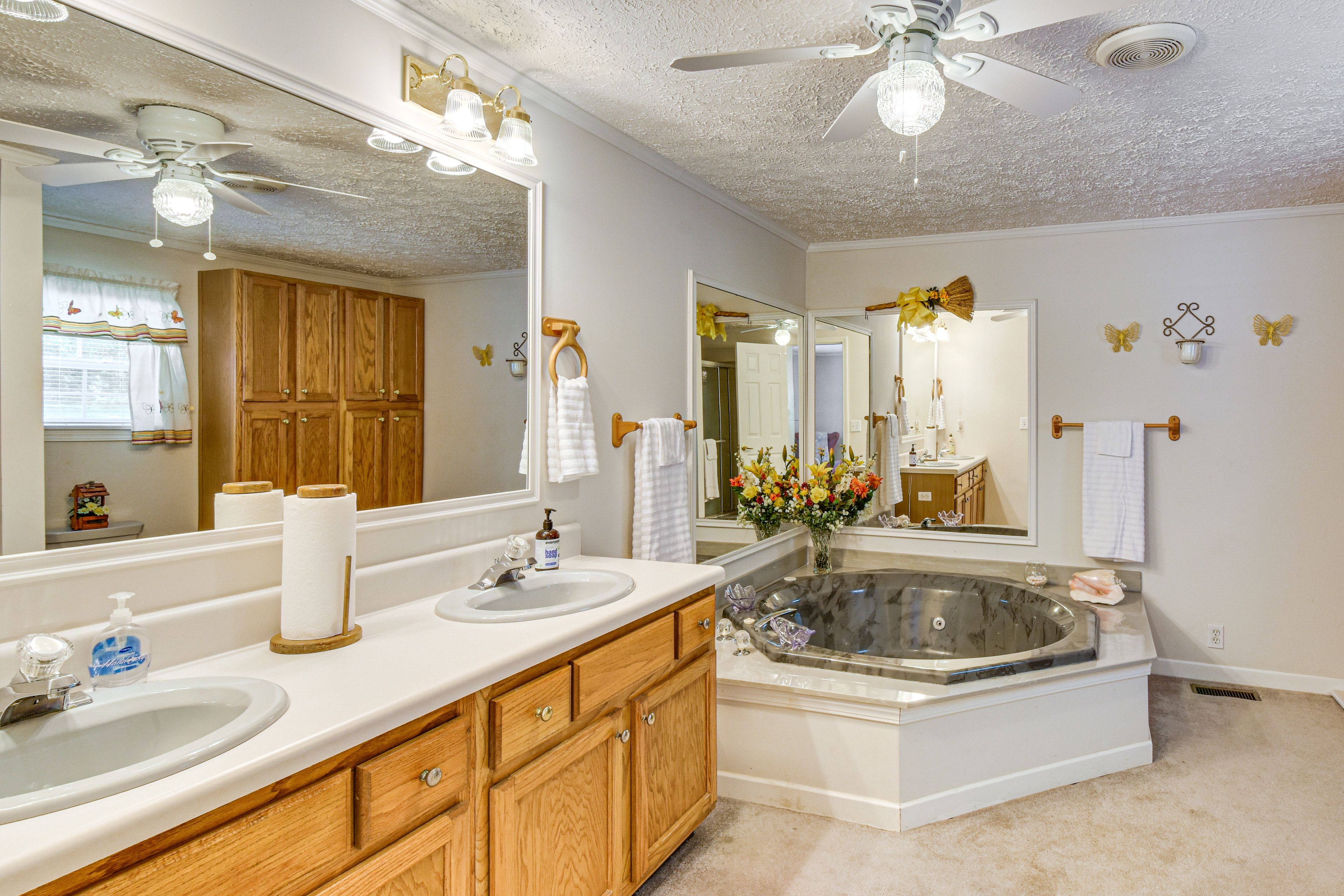 En-Suite Bathroom | Towels Provided | Jetted Tub