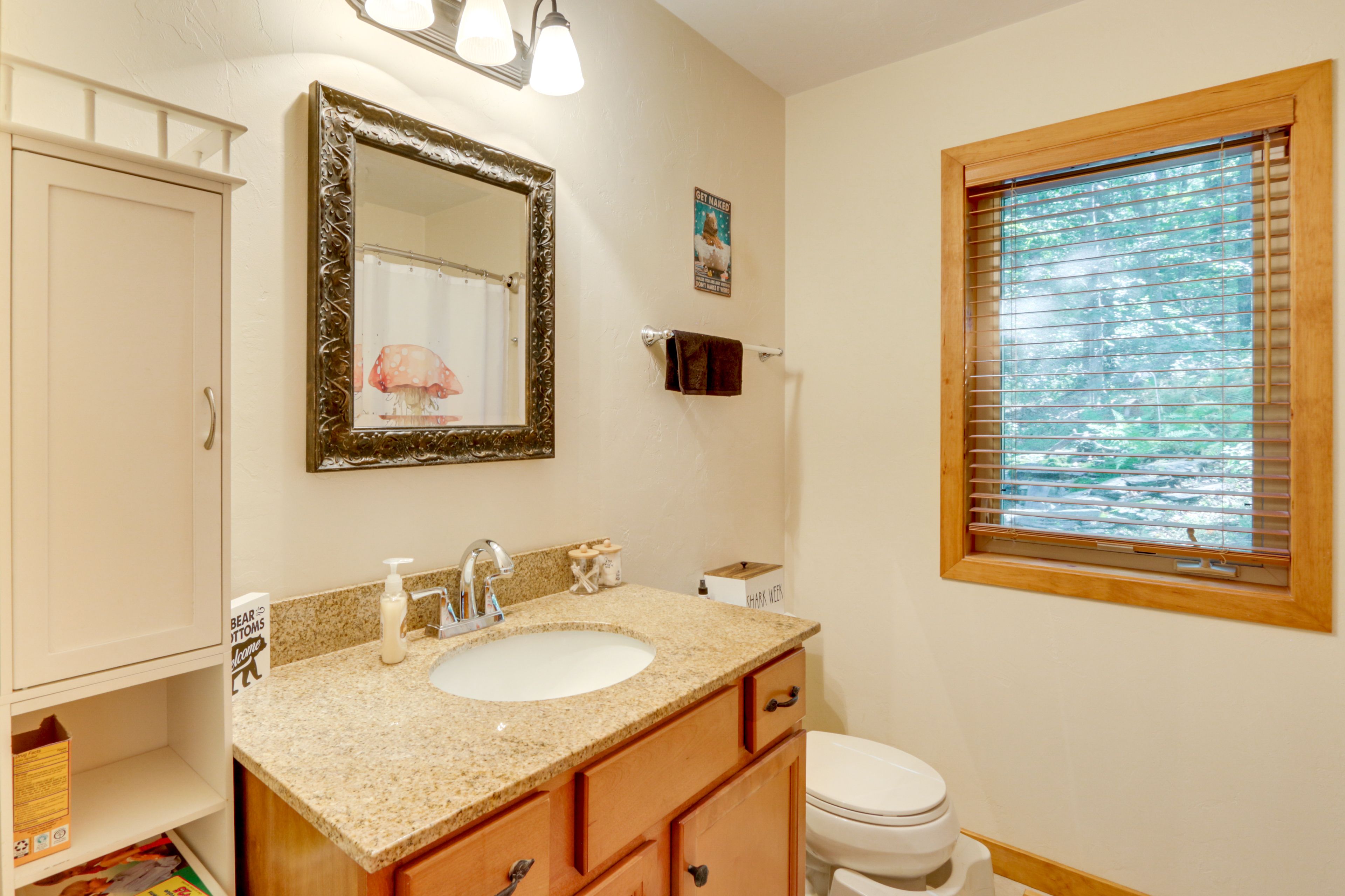 Full Bathroom | 1st Floor | Complimentary Toiletries | Towels Provided