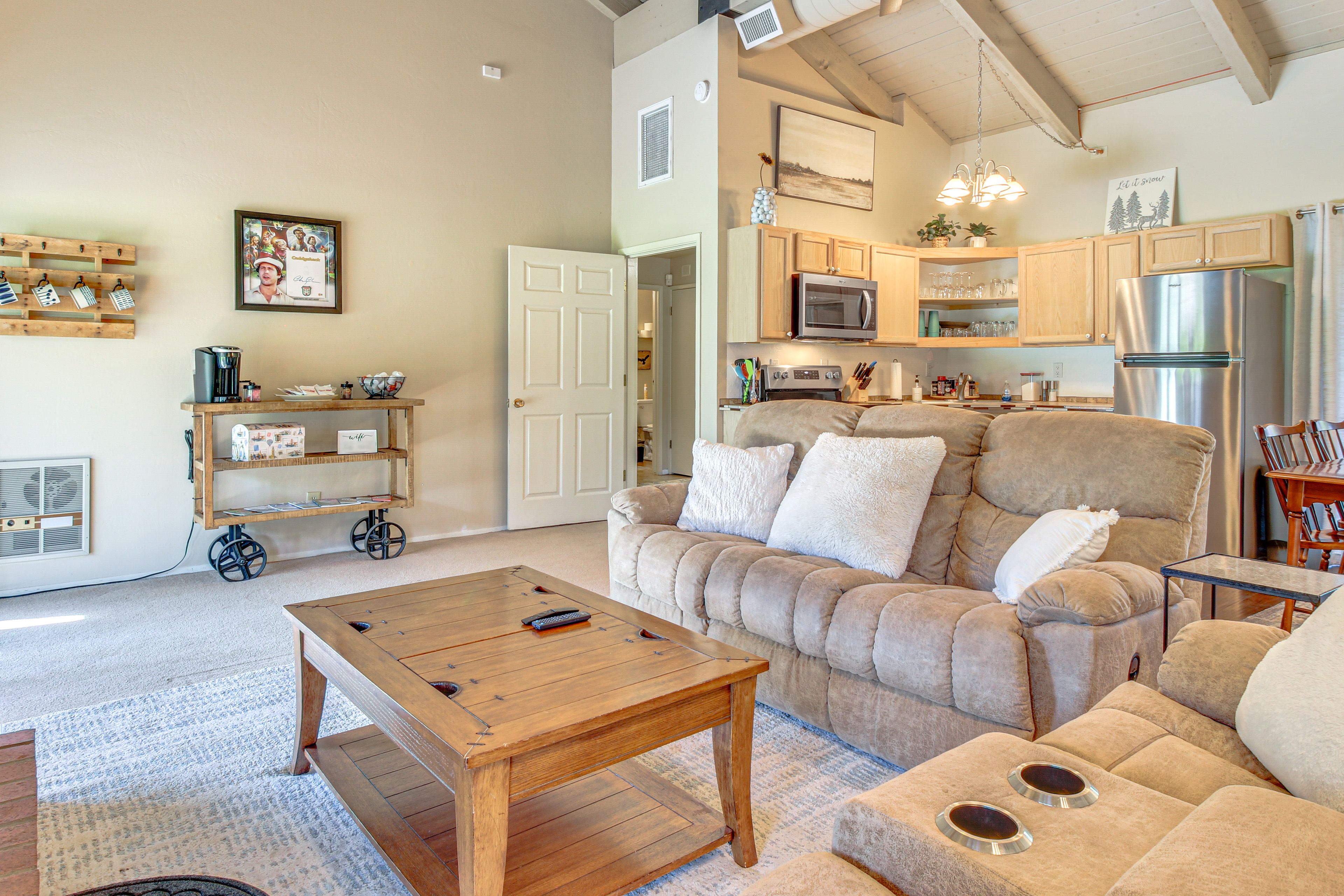 Living Room | Central A/C & Heating | Free WiFi
