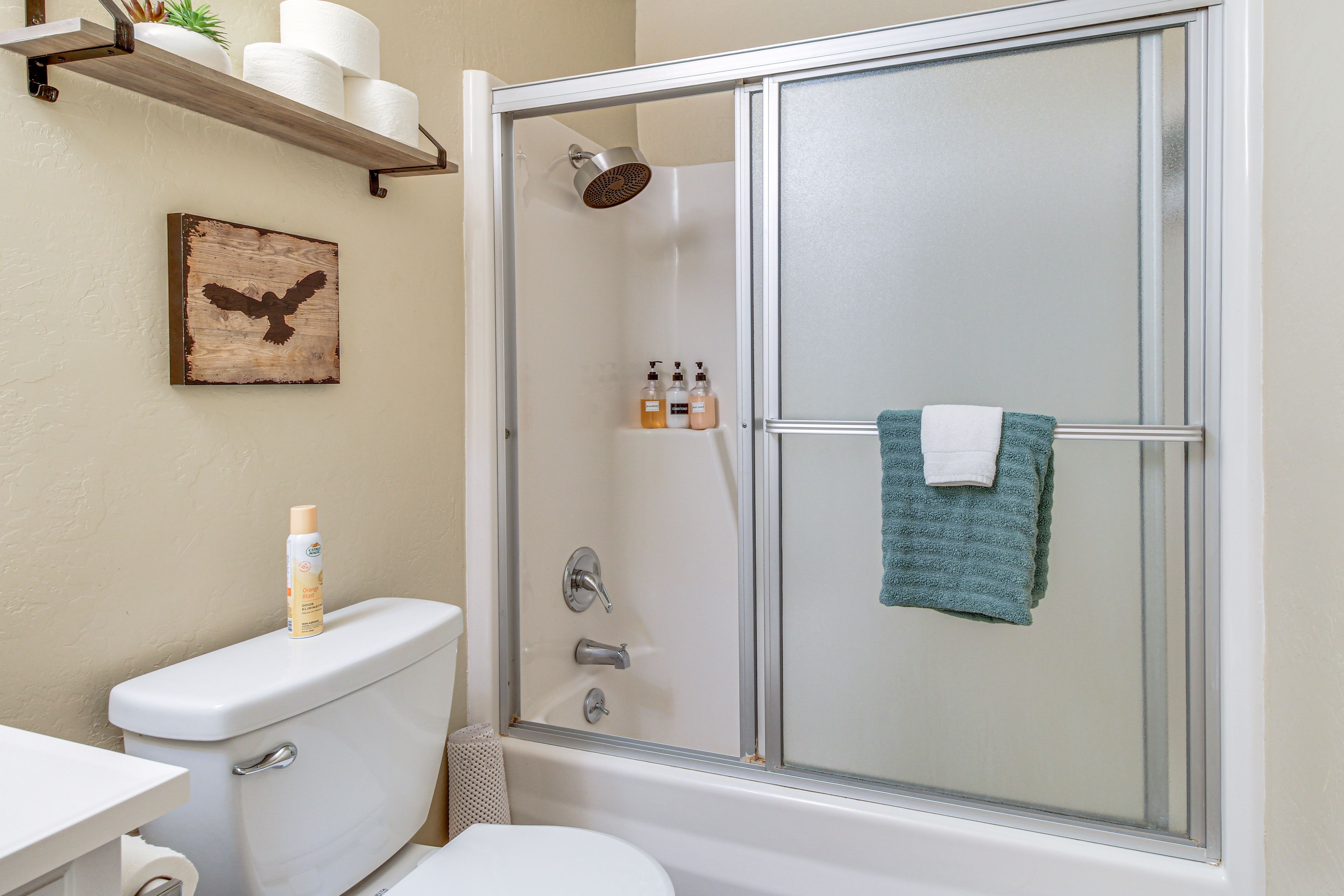 Full Bathroom | Towels Provided