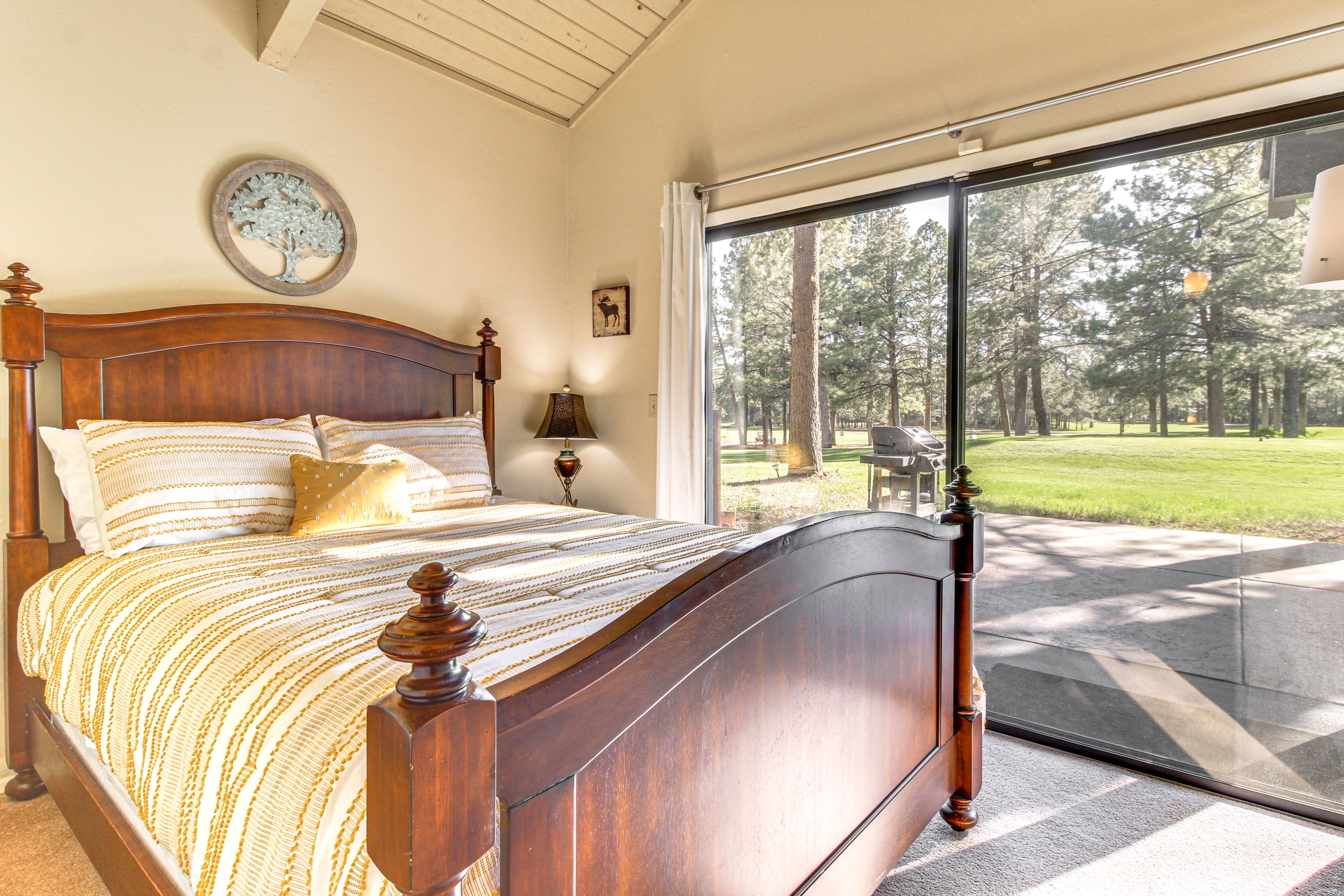 Bedroom 2 | Queen Bed