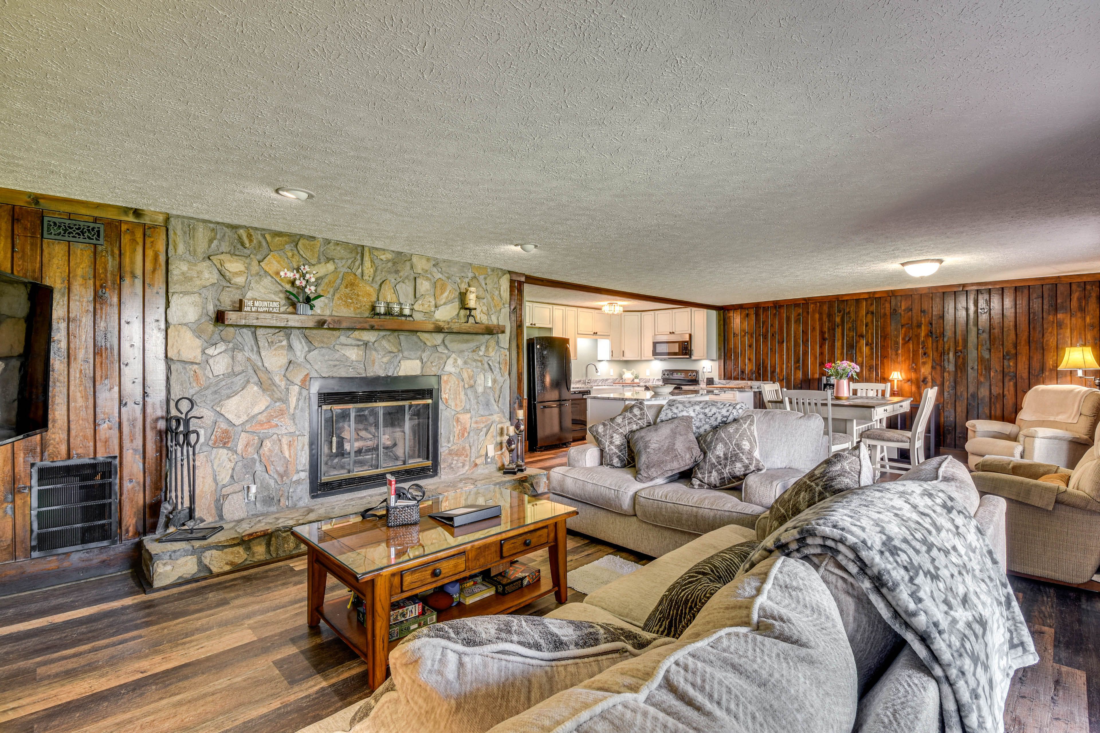 Living Room | Free WiFi | Central Heating & A/C | Smart TV