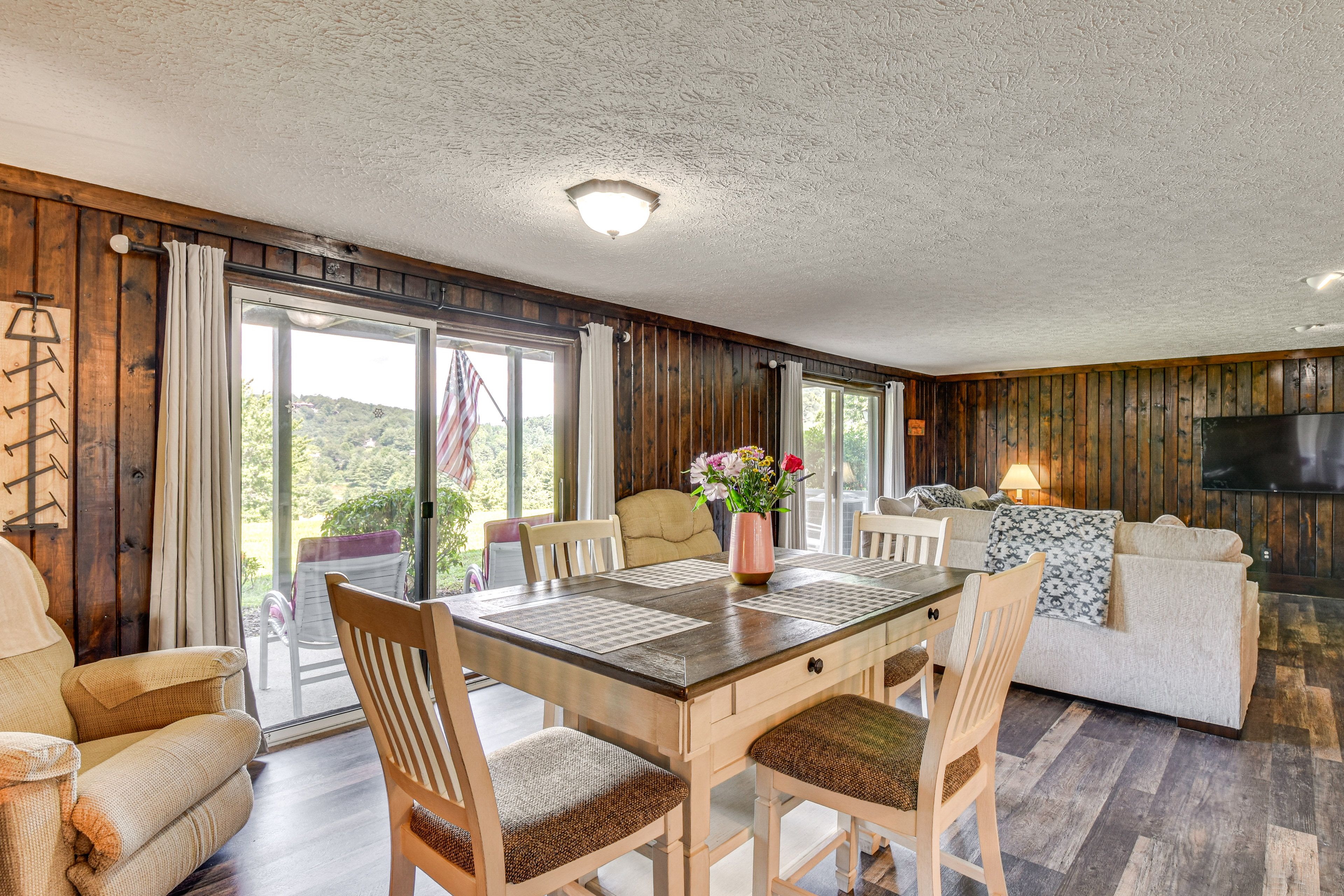 Dining Area | Dishware/Flatware Provided