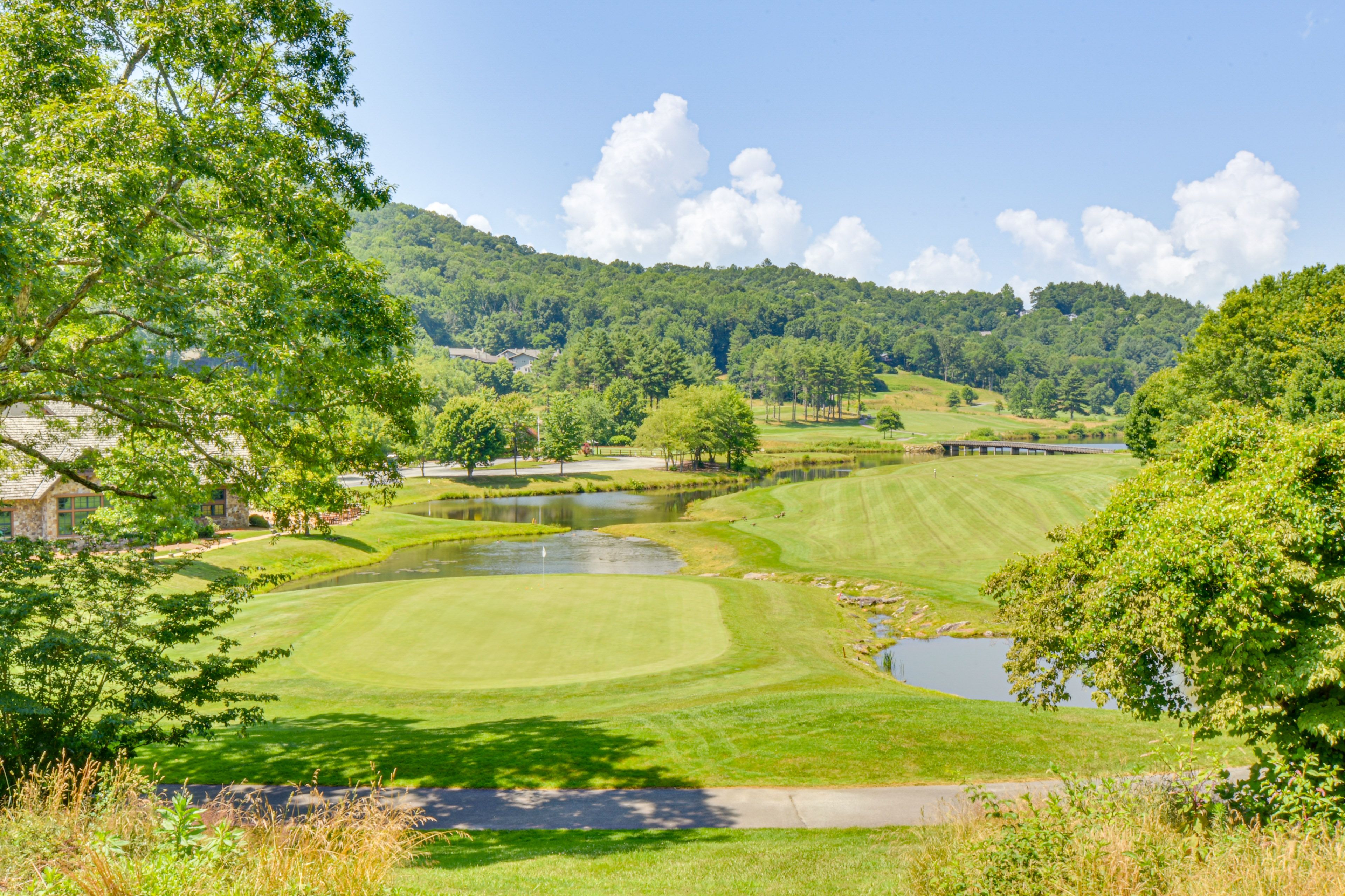 Dillard Vacation Rental | 2BR | 2.5BA | 1,300 Sq Ft | 5 Steps to Enter