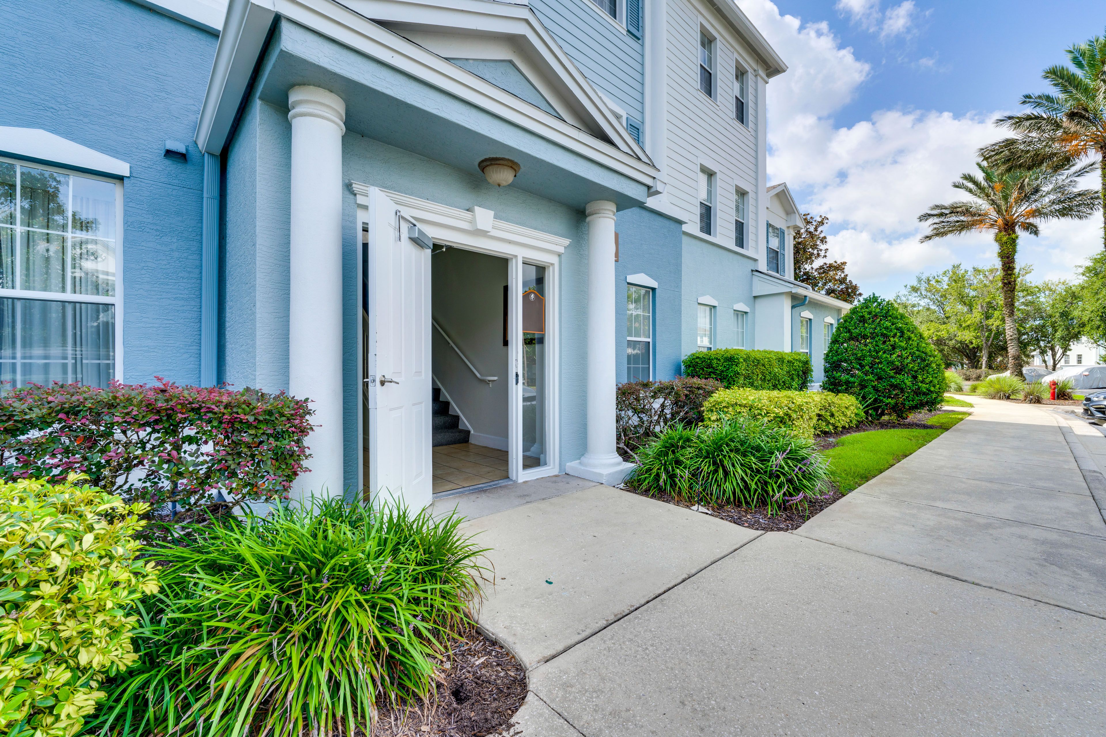 Condo Exterior | Parking | Community Lot (First-Come, First-Served)