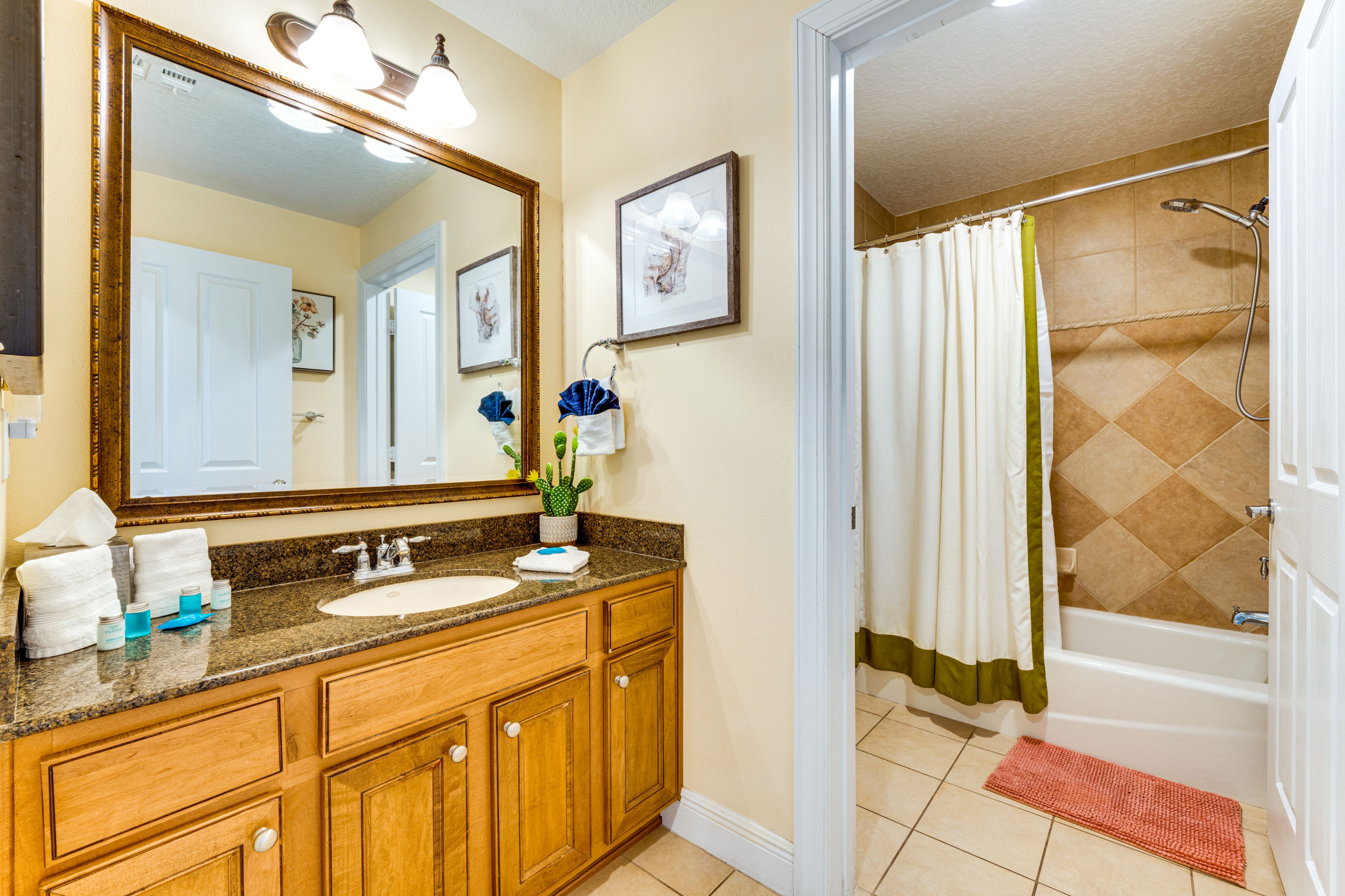 Full Bathroom | Towels Provided
