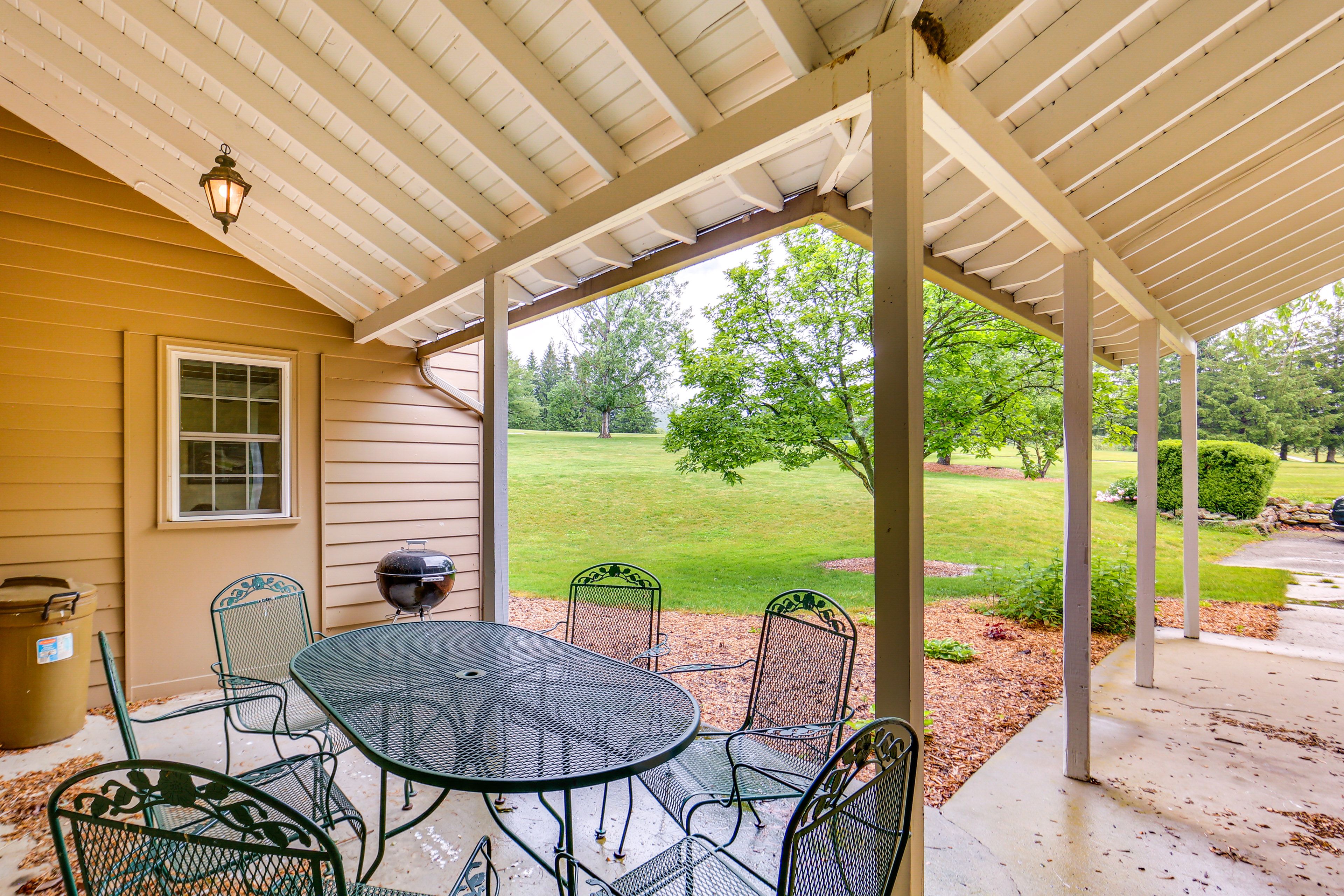 Covered Patio | Charcoal Grill | Outdoor Dining Area