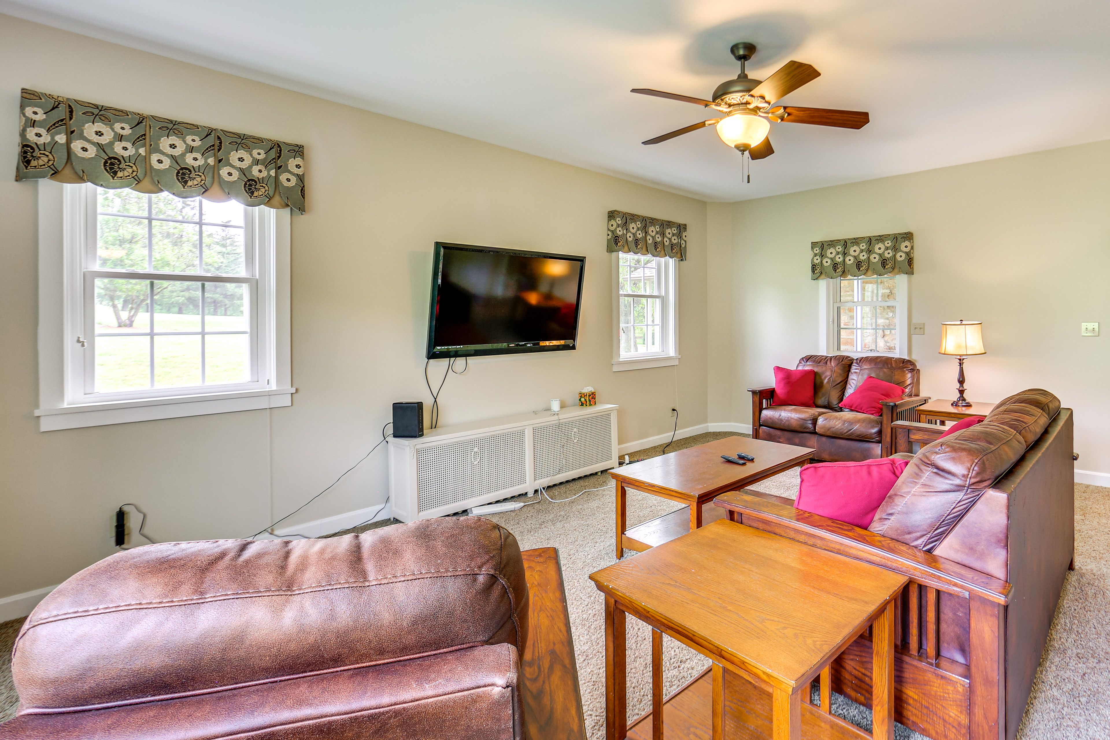 Living Room | Smart TV | Free WiFi | Central Air Conditioning/Heat | Main Level