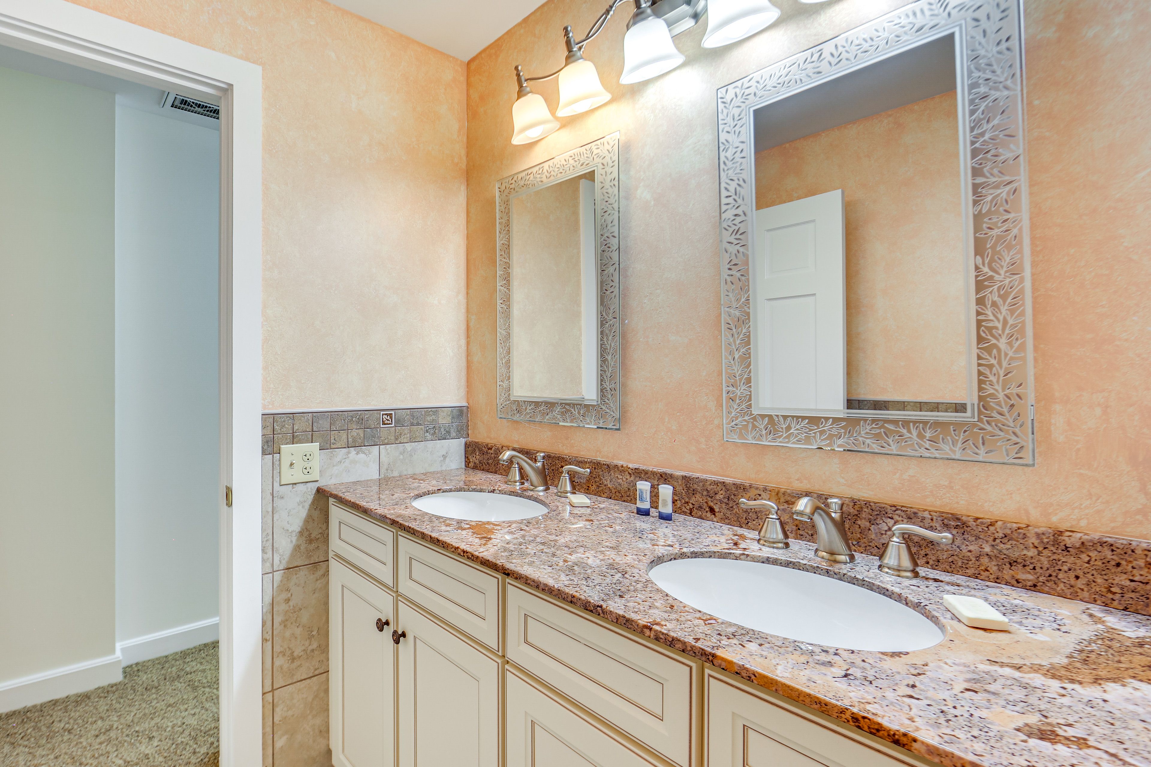Bathroom | Bathtub/Shower | Upper Level
