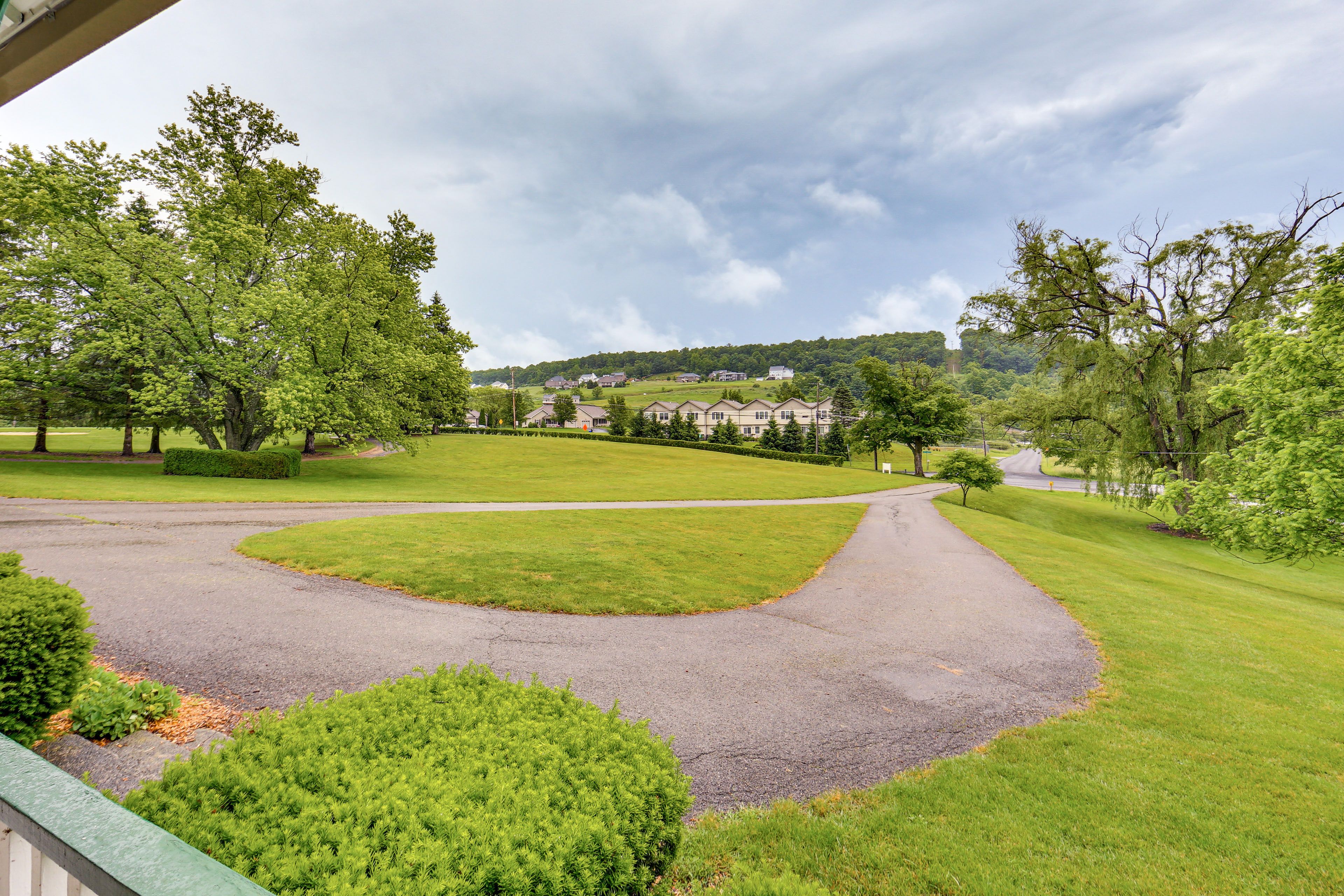 Parking | Circular Driveway (6 Vehicles)