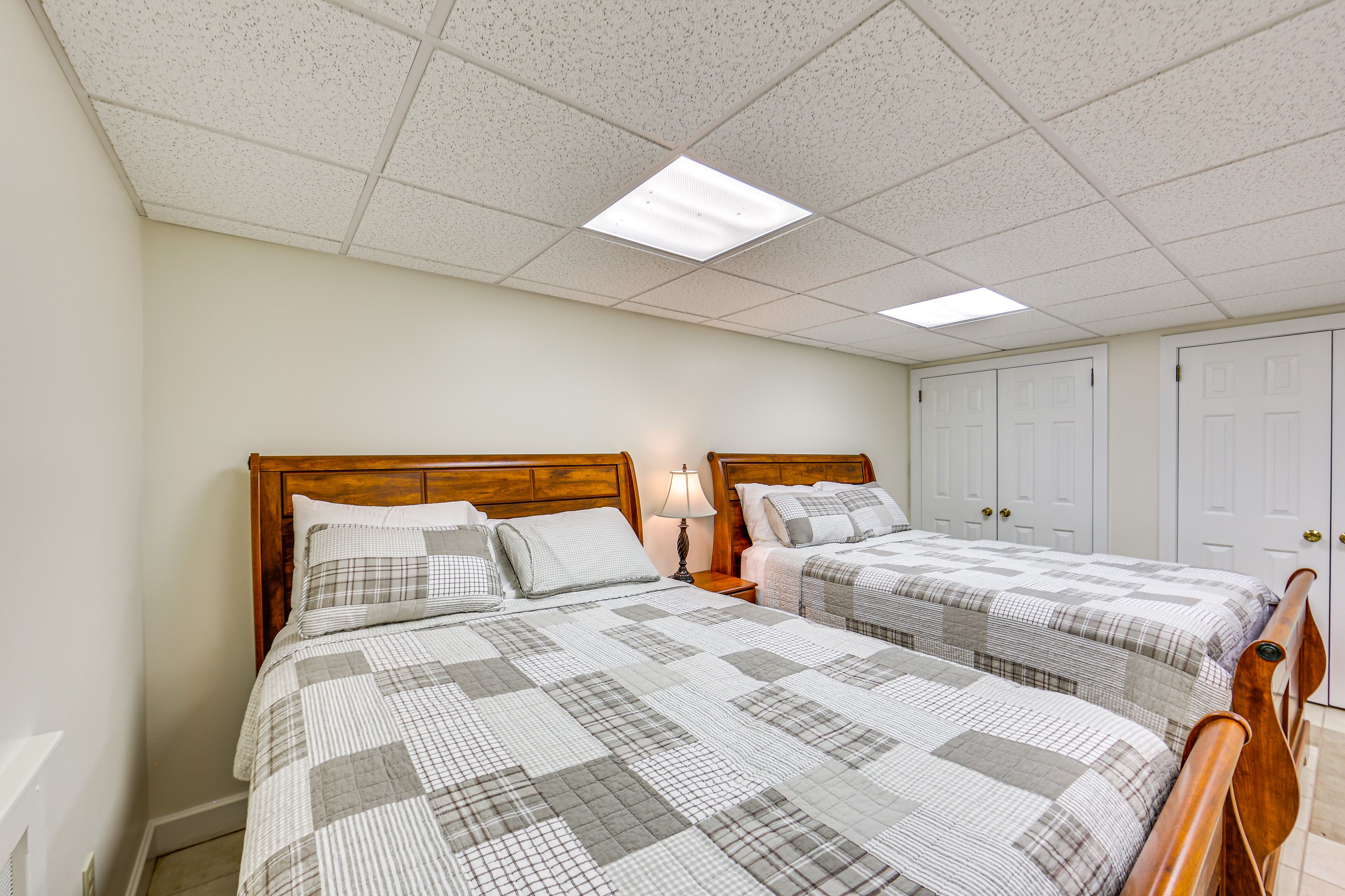 Sleeping Nook | 2 Queen Beds | Smart TV | Table | Lower Level