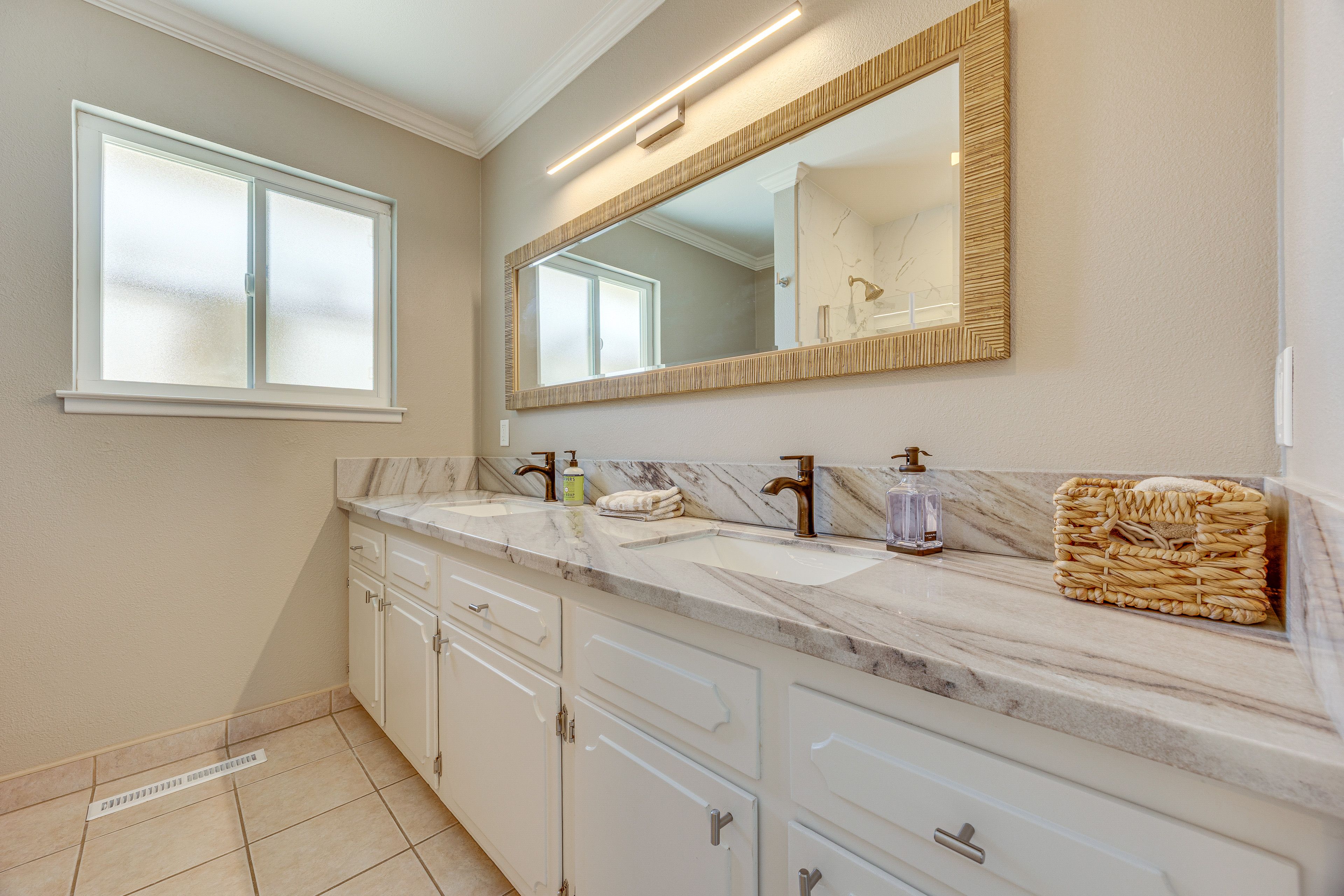 Full Bathroom | Towels Provided