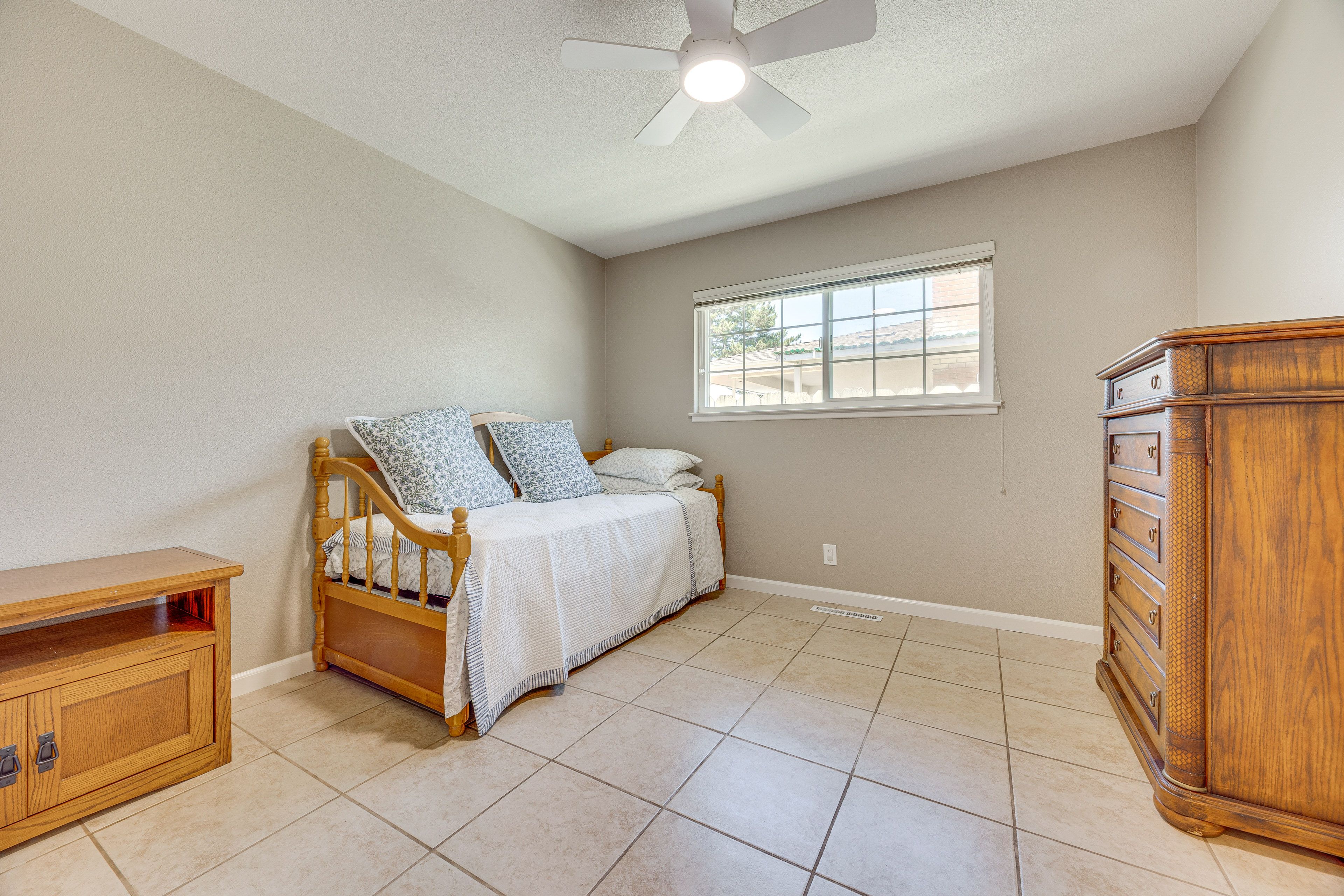 Bedroom 3 | Twin Daybed w/ Twin Trundle