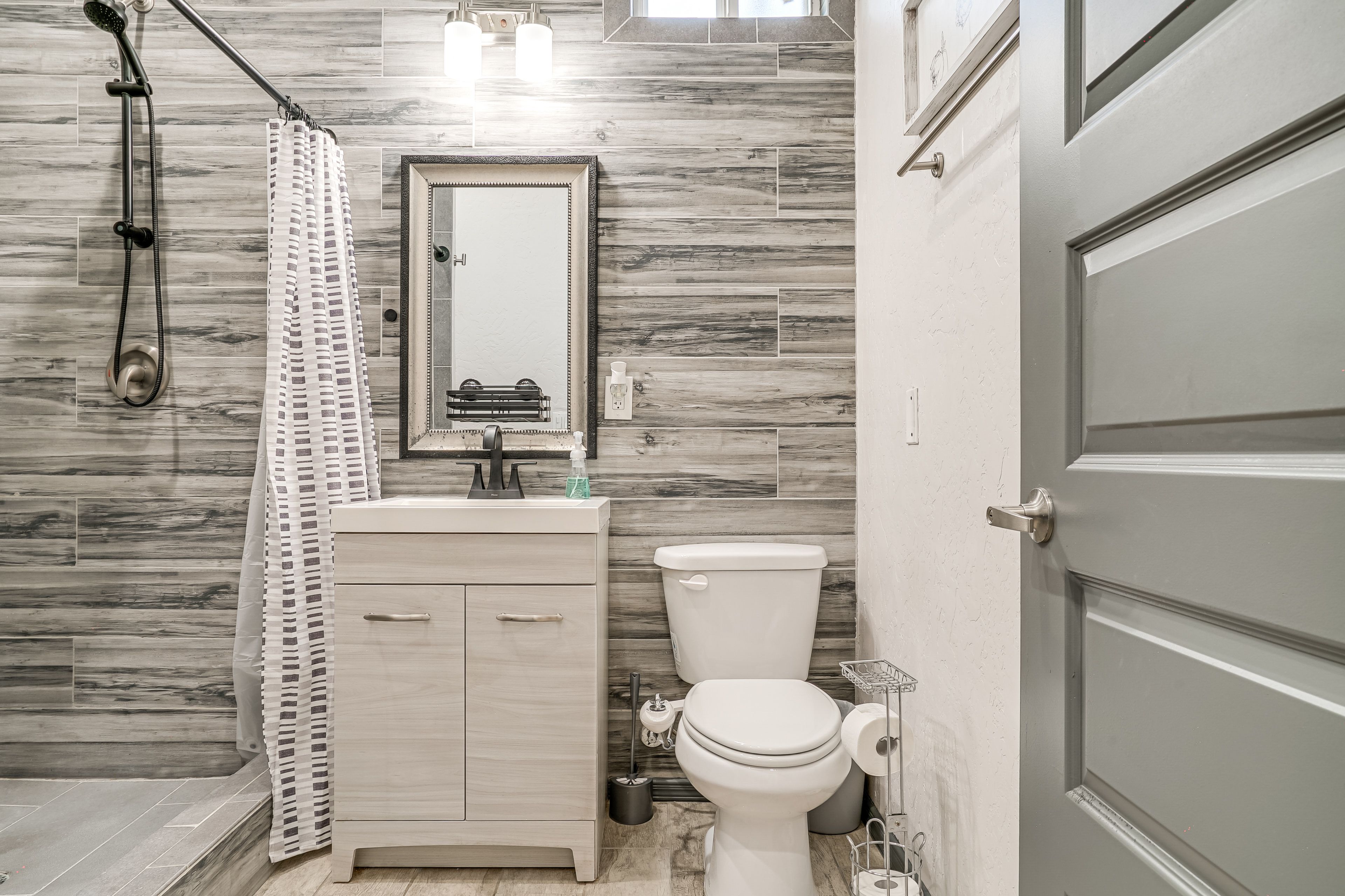 Full Bathroom | Towels Provided