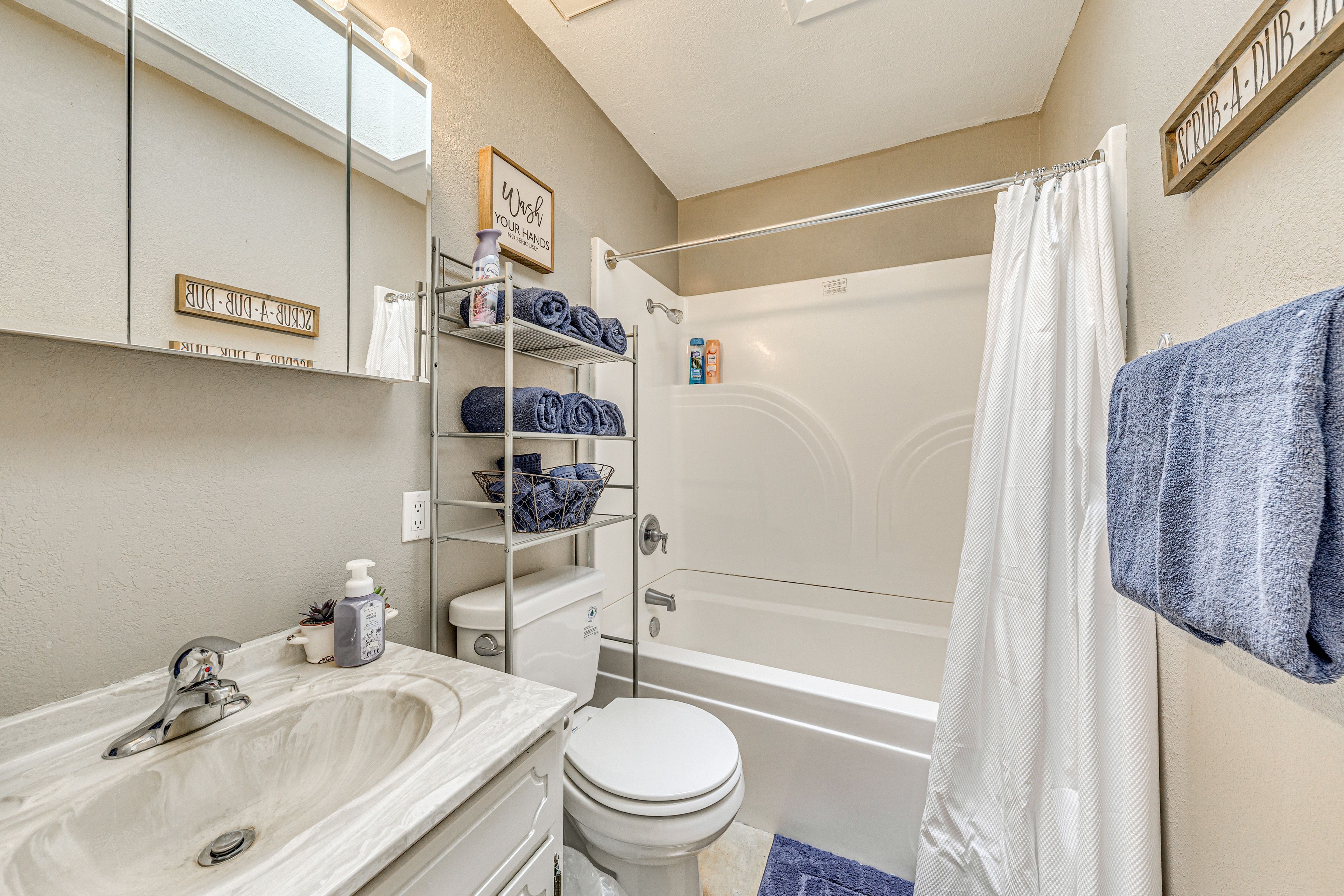 Bathroom | Main Level